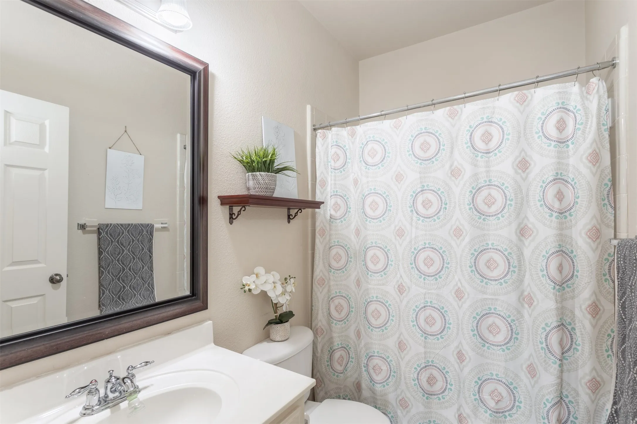 Light, bright, fresh upstairs bathroom
