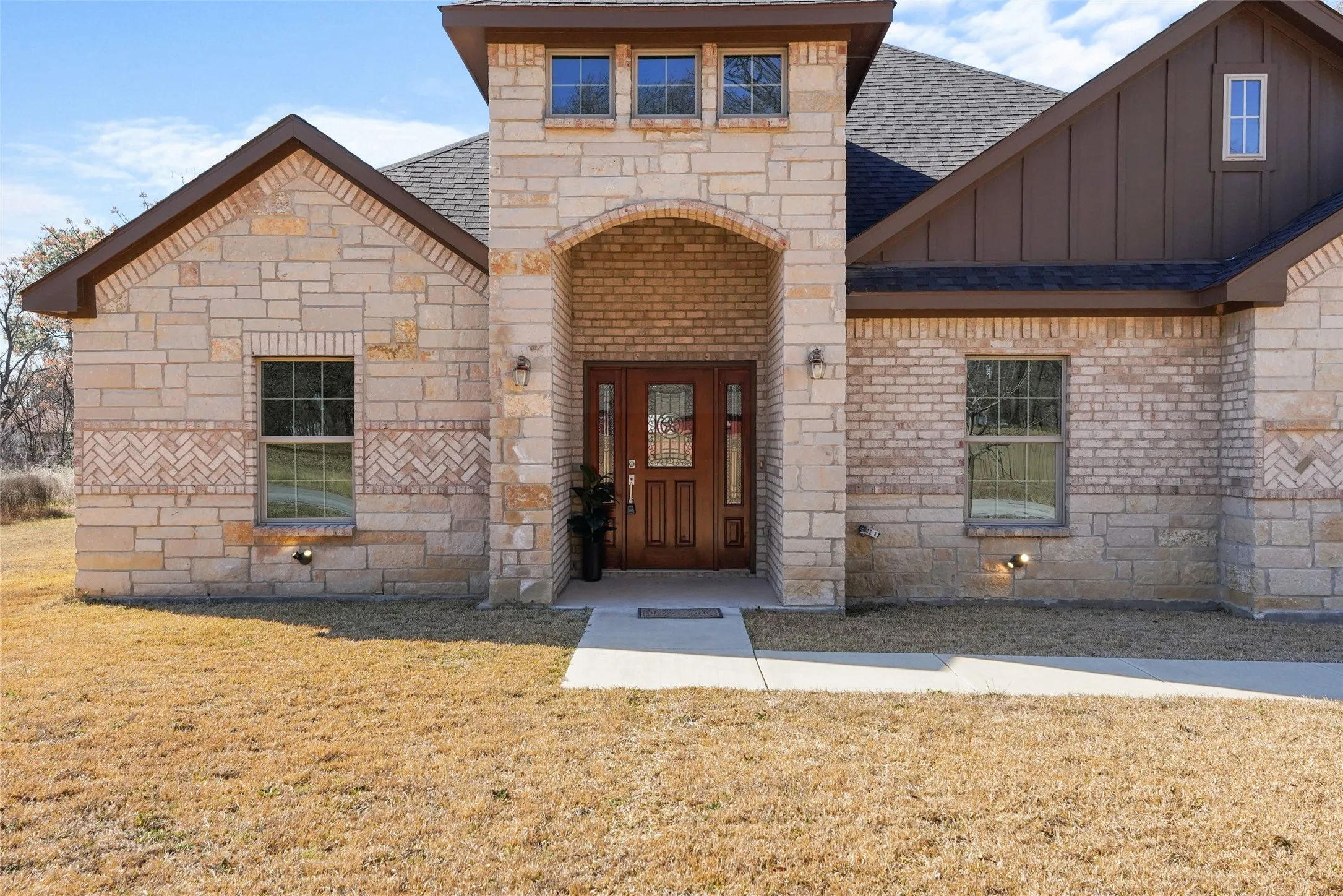 Single Family Residence For Sale in Henderson County , 639 Legendary Lane, Gun Barrel City, Texas 75156, 5 Bedroom, 3 Bathroom, 2 Garage spaces, 2,547 Sqft, built in 2022, Preowned, mls#21227717, Real Estate Agent in Gun Barrel City, Homes For Sale in Henderson county, Homes For Sale in Gun Barrel City, Realtor in Gun Barrel City Texas, Real Estate Brokerage Independent Realty Texas, Luminita Cordes Realtor