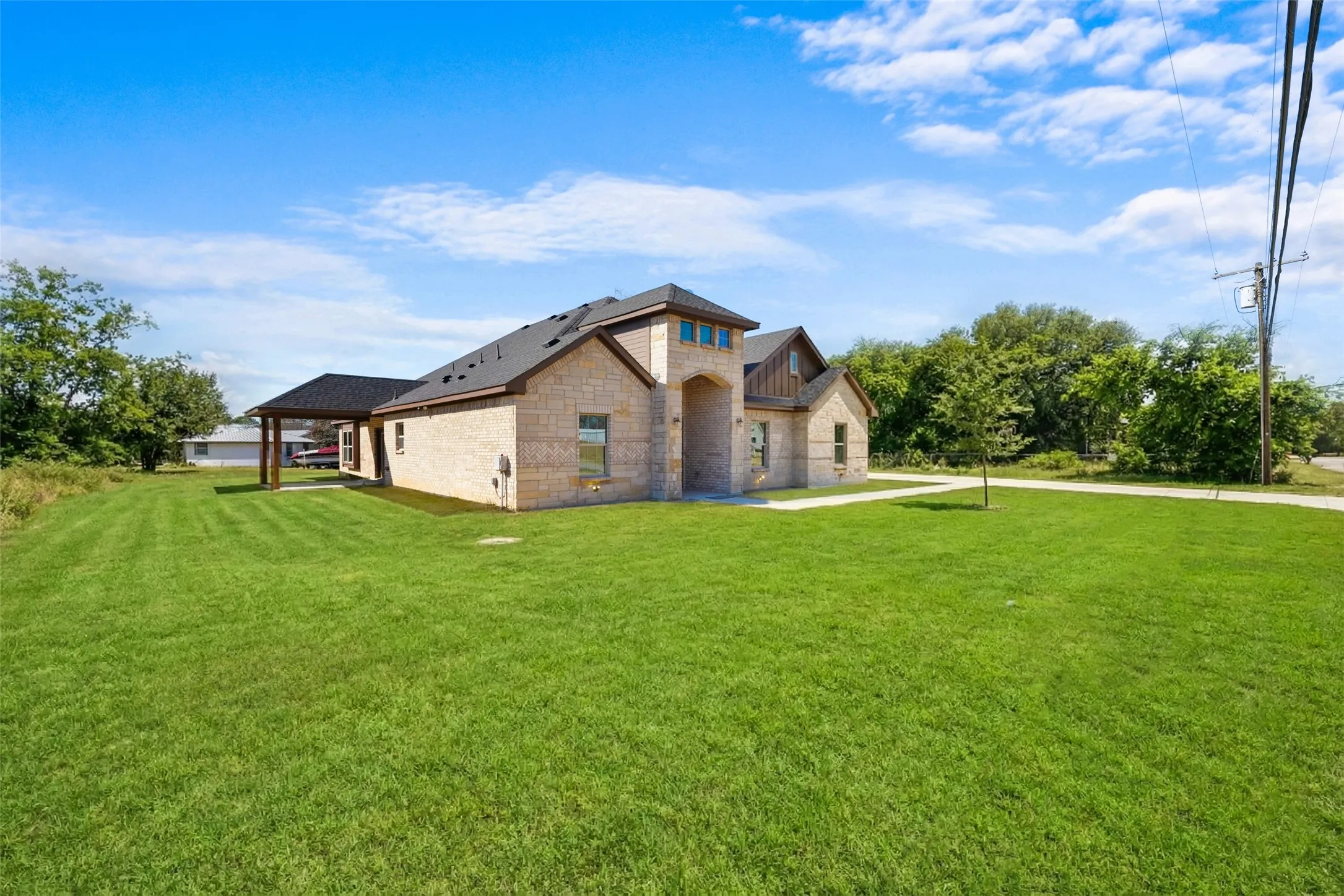 Single Family Residence For Sale in Henderson County , 639 Legendary Lane, Gun Barrel City, Texas 75156, 5 Bedroom, 3 Bathroom, 2 Garage spaces, 2,547 Sqft, built in 2022, Preowned, mls#21227717, Real Estate Agent in Gun Barrel City, Homes For Sale in Henderson county, Homes For Sale in Gun Barrel City, Realtor in Gun Barrel City Texas, Real Estate Brokerage Independent Realty Texas, Luminita Cordes Realtor