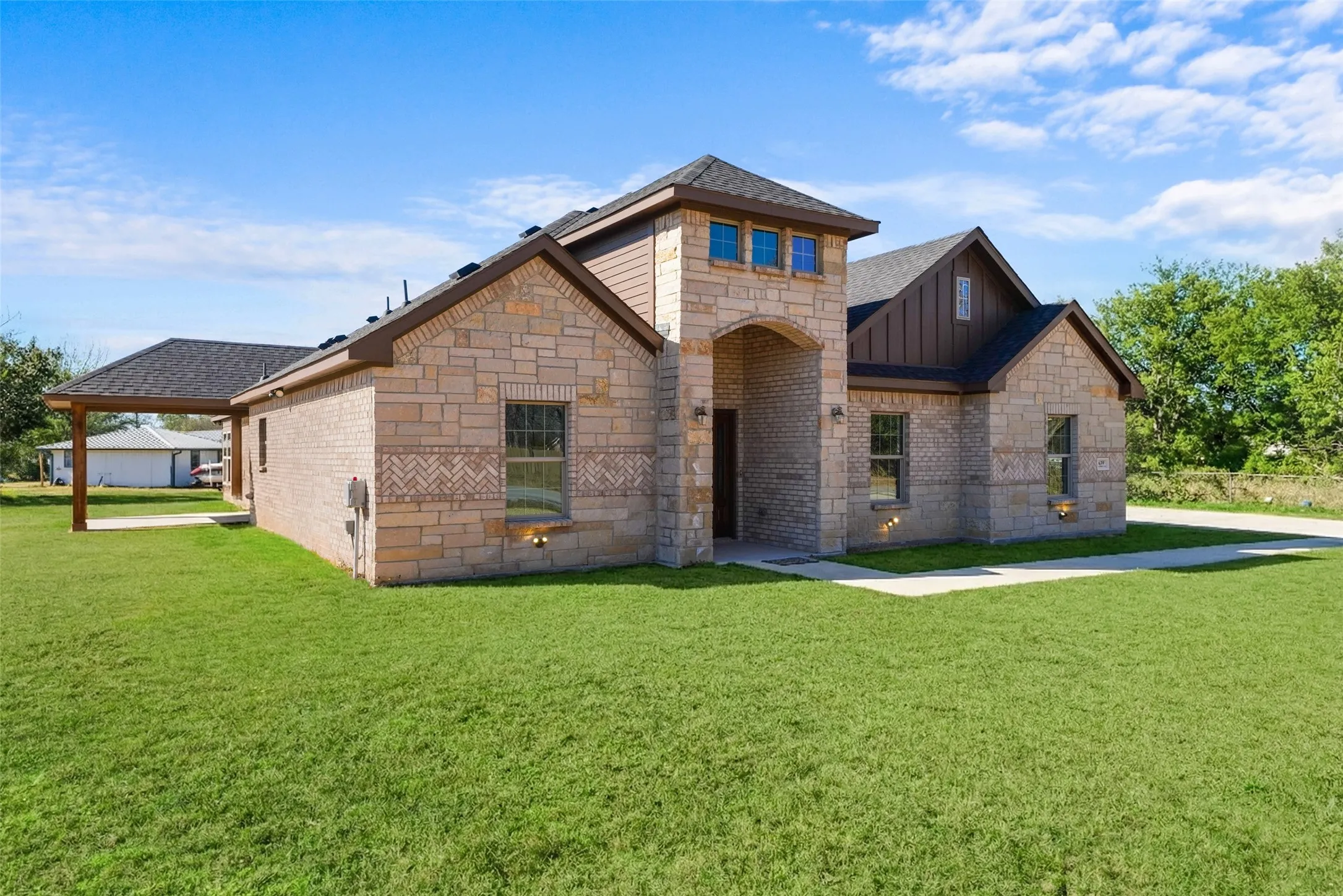 Single Family Residence For Sale in Henderson County , 639 Legendary Lane, Gun Barrel City, Texas 75156, 5 Bedroom, 3 Bathroom, 2 Garage spaces, 2,547 Sqft, built in 2022, Preowned, mls#21227717, Real Estate Agent in Gun Barrel City, Homes For Sale in Henderson county, Homes For Sale in Gun Barrel City, Realtor in Gun Barrel City Texas, Real Estate Brokerage Independent Realty Texas, Luminita Cordes Realtor