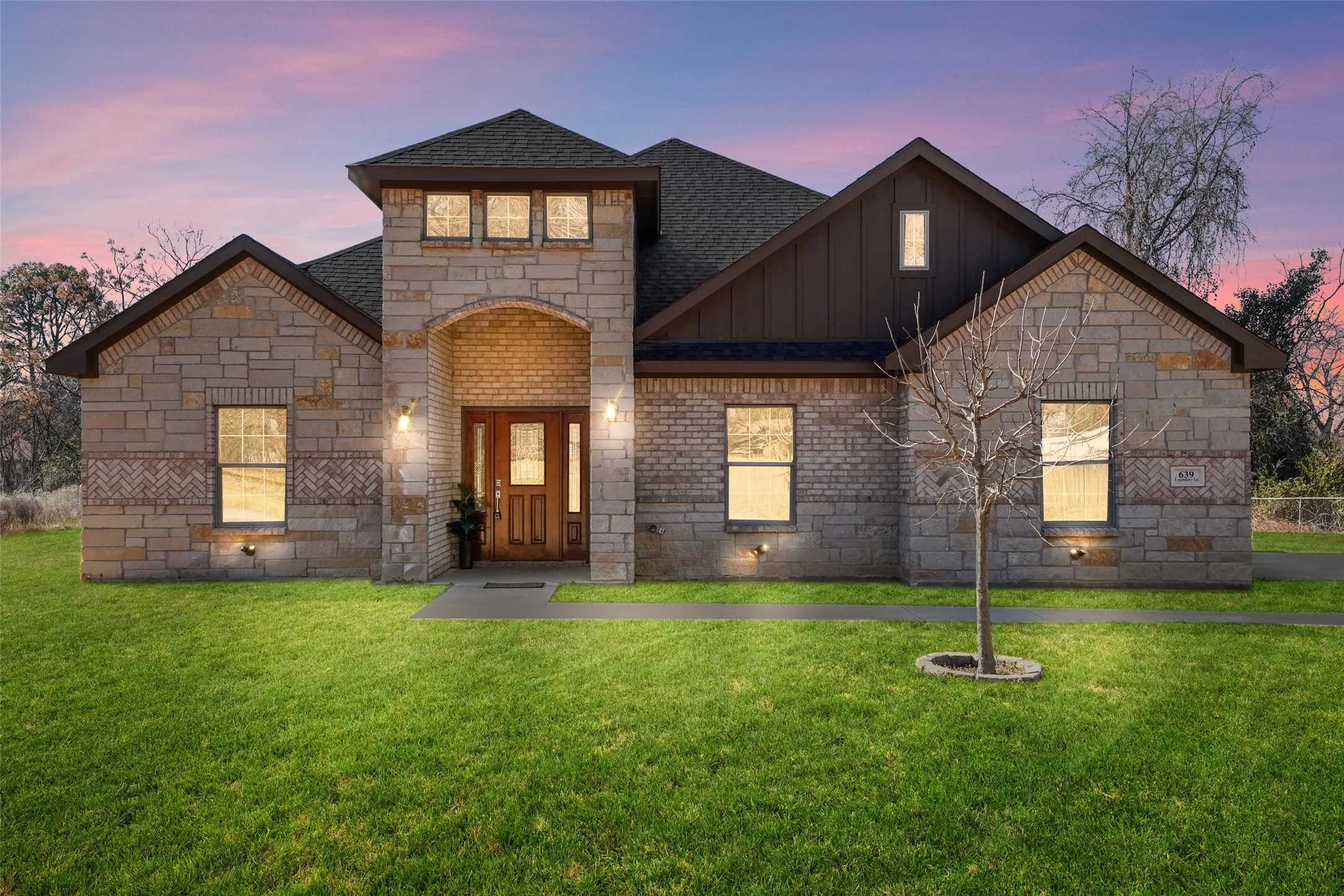 Single Family Residence For Sale in Henderson County , 639 Legendary Lane, Gun Barrel City, Texas 75156, 5 Bedroom, 3 Bathroom, 2 Garage spaces, 2,547 Sqft, built in 2022, Preowned, mls#21227717, Real Estate Agent in Gun Barrel City, Homes For Sale in Henderson county, Homes For Sale in Gun Barrel City, Realtor in Gun Barrel City Texas, Real Estate Brokerage Independent Realty Texas, Luminita Cordes Realtor