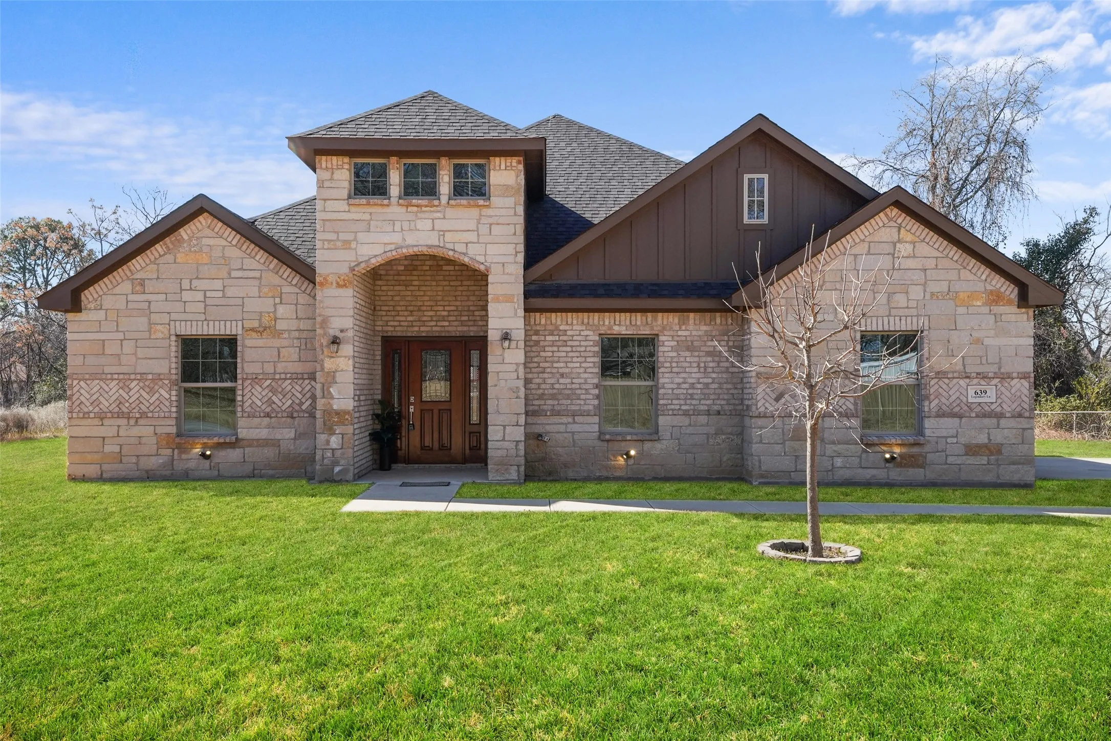Single Family Residence For Sale in Henderson County , 639 Legendary Lane, Gun Barrel City, Texas 75156, 5 Bedroom, 3 Bathroom, 2 Garage spaces, 2,547 Sqft, built in 2022, Preowned, mls#21227717, Real Estate Agent in Gun Barrel City, Homes For Sale in Henderson county, Homes For Sale in Gun Barrel City, Realtor in Gun Barrel City Texas, Real Estate Brokerage Independent Realty Texas, Luminita Cordes Realtor