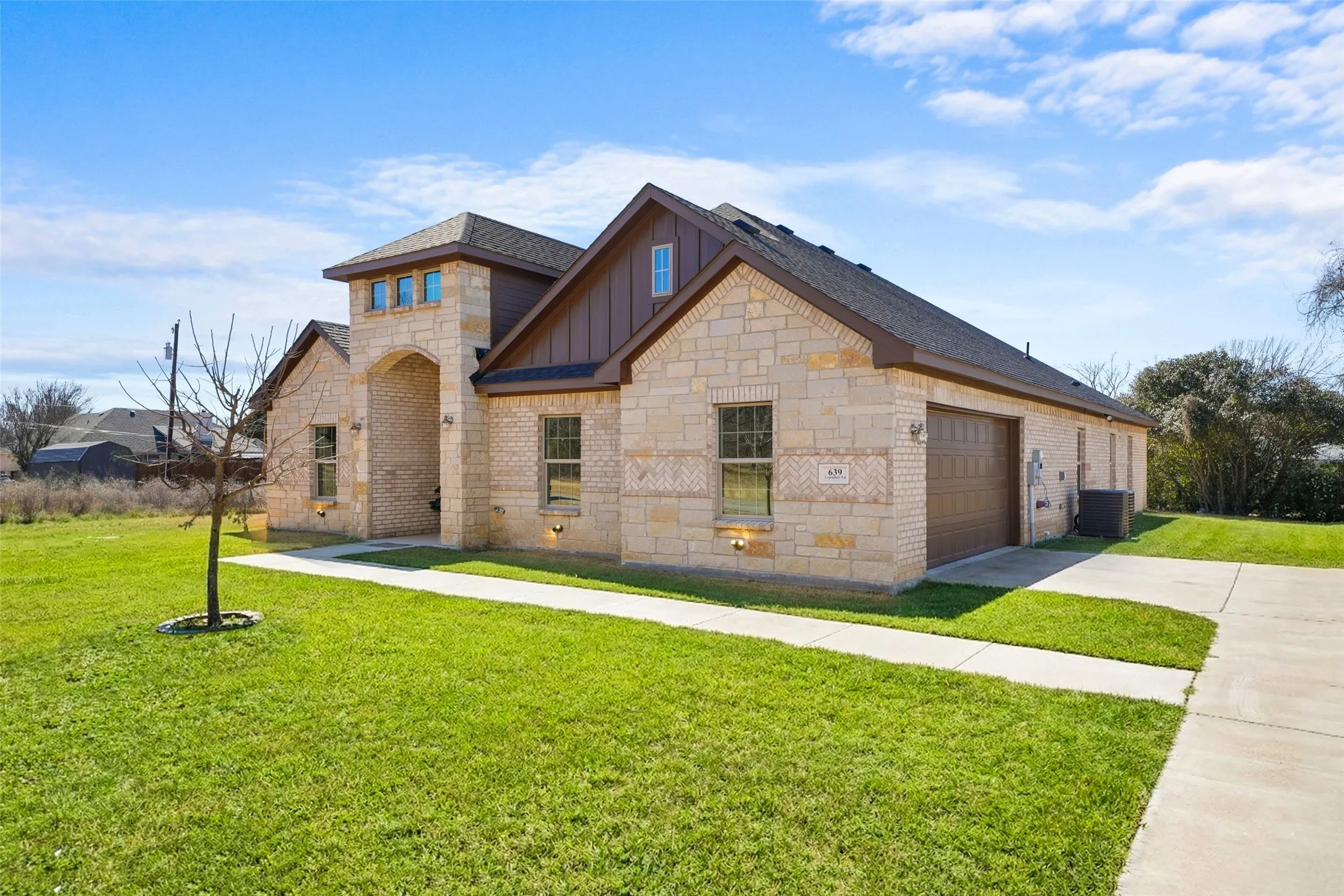 Single Family Residence For Sale in Henderson County , 639 Legendary Lane, Gun Barrel City, Texas 75156, 5 Bedroom, 3 Bathroom, 2 Garage spaces, 2,547 Sqft, built in 2022, Preowned, mls#21227717, Real Estate Agent in Gun Barrel City, Homes For Sale in Henderson county, Homes For Sale in Gun Barrel City, Realtor in Gun Barrel City Texas, Real Estate Brokerage Independent Realty Texas, Luminita Cordes Realtor