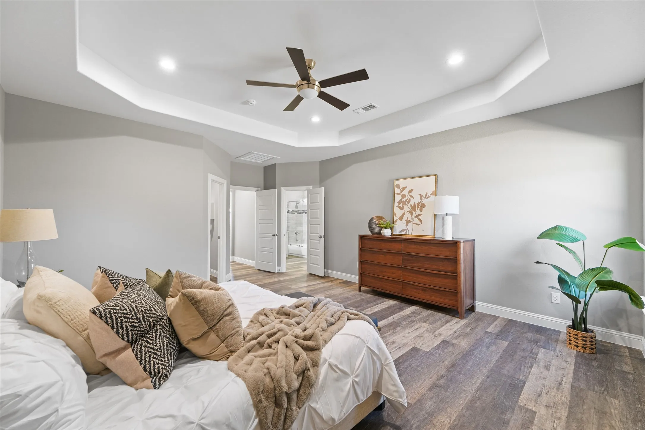 Single Family Residence For Sale in Henderson County , 639 Legendary Lane, Gun Barrel City, Texas 75156, 5 Bedroom, 3 Bathroom, 2 Garage spaces, 2,547 Sqft, built in 2022, Preowned, mls#21227717, Real Estate Agent in Gun Barrel City, Homes For Sale in Henderson county, Homes For Sale in Gun Barrel City, Realtor in Gun Barrel City Texas, Real Estate Brokerage Independent Realty Texas, Luminita Cordes Realtor