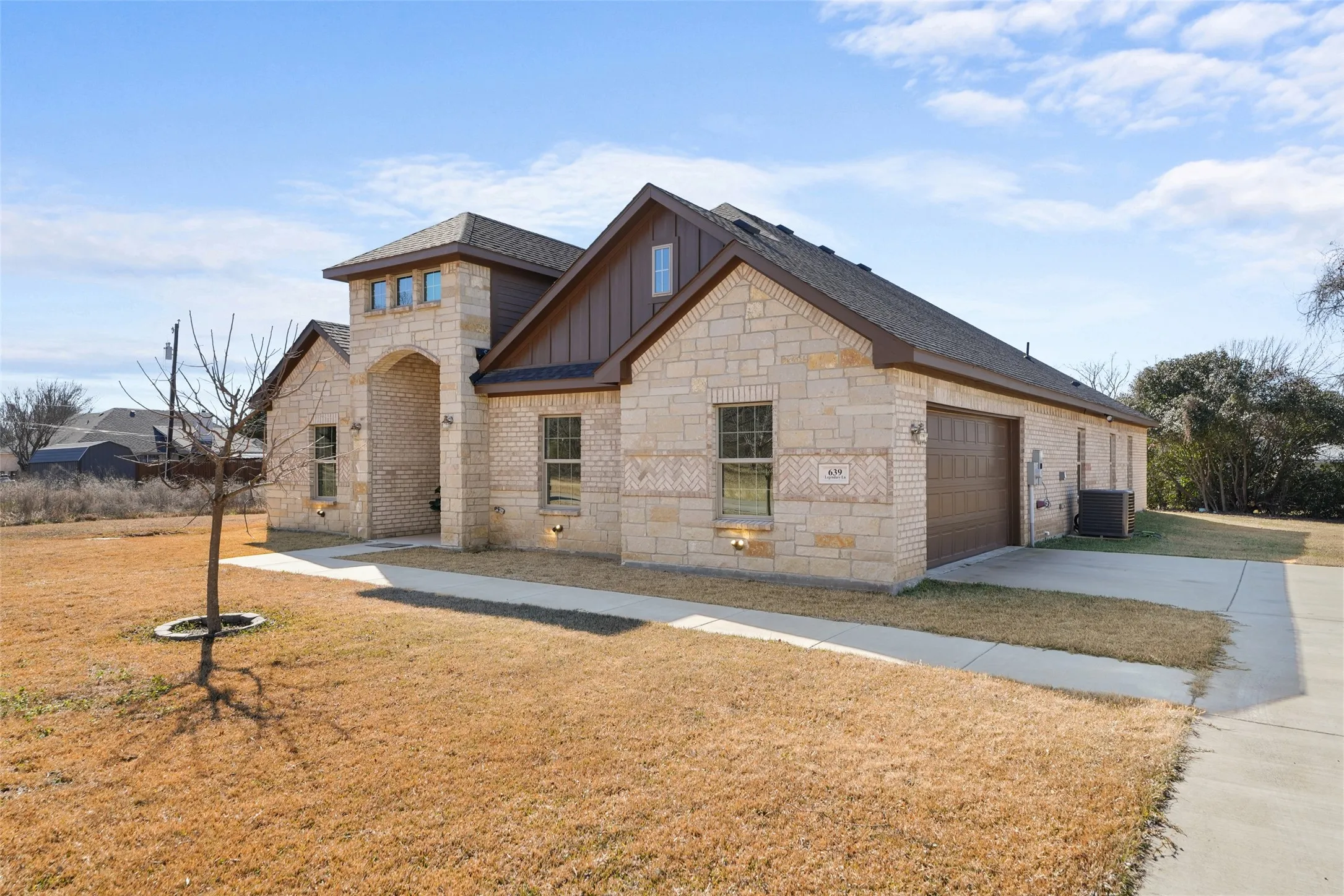 Single Family Residence For Sale in Henderson County , 639 Legendary Lane, Gun Barrel City, Texas 75156, 5 Bedroom, 3 Bathroom, 2 Garage spaces, 2,547 Sqft, built in 2022, Preowned, mls#21227717, Real Estate Agent in Gun Barrel City, Homes For Sale in Henderson county, Homes For Sale in Gun Barrel City, Realtor in Gun Barrel City Texas, Real Estate Brokerage Independent Realty Texas, Luminita Cordes Realtor