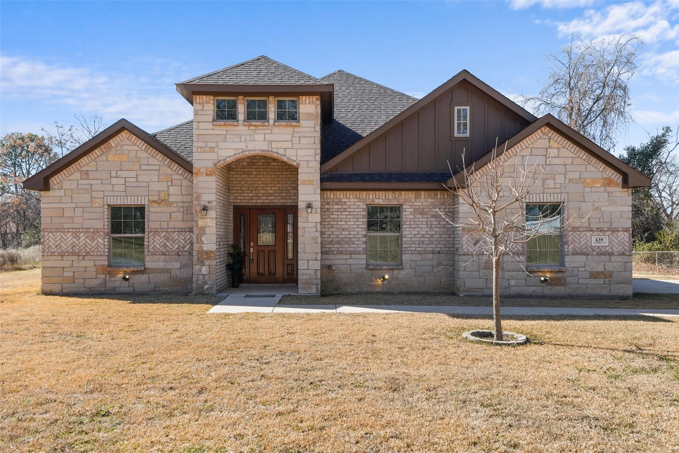 Single Family Residence For Sale in Henderson County , 639 Legendary Lane, Gun Barrel City, Texas 75156, 5 Bedroom, 3 Bathroom, 2 Garage spaces, 2,547 Sqft, built in 2022, Preowned, mls#21227717, Real Estate Agent in Gun Barrel City, Homes For Sale in Henderson county, Homes For Sale in Gun Barrel City, Realtor in Gun Barrel City Texas, Real Estate Brokerage Independent Realty Texas, Luminita Cordes Realtor