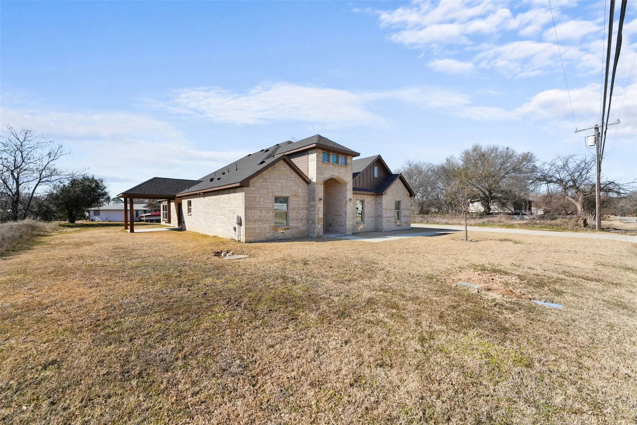 Single Family Residence For Sale in Henderson County , 639 Legendary Lane, Gun Barrel City, Texas 75156, 5 Bedroom, 3 Bathroom, 2 Garage spaces, 2,547 Sqft, built in 2022, Preowned, mls#21227717, Real Estate Agent in Gun Barrel City, Homes For Sale in Henderson county, Homes For Sale in Gun Barrel City, Realtor in Gun Barrel City Texas, Real Estate Brokerage Independent Realty Texas, Luminita Cordes Realtor