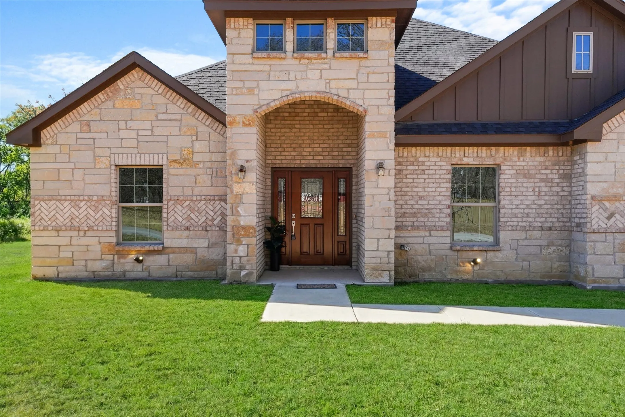 Single Family Residence For Sale in Henderson County , 639 Legendary Lane, Gun Barrel City, Texas 75156, 5 Bedroom, 3 Bathroom, 2 Garage spaces, 2,547 Sqft, built in 2022, Preowned, mls#21227717, Real Estate Agent in Gun Barrel City, Homes For Sale in Henderson county, Homes For Sale in Gun Barrel City, Realtor in Gun Barrel City Texas, Real Estate Brokerage Independent Realty Texas, Luminita Cordes Realtor