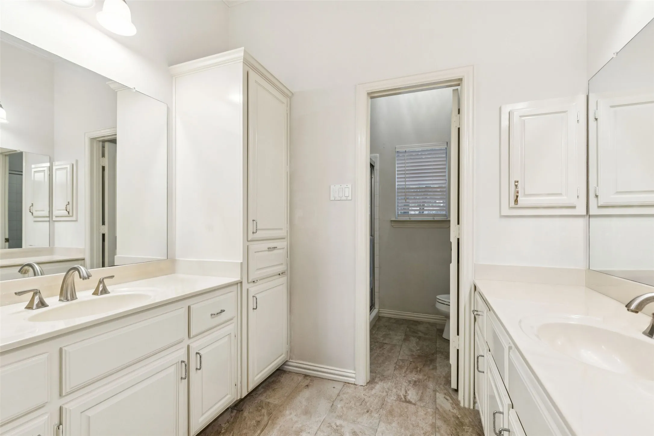 Single Family Residence For Sale in Denton County , 385 Meadow View Drive, Argyle, Texas 76226, 7 Bedroom, 8 Bathroom, 10 Garage spaces, 6,905 Sqft, built in 1989, Preowned, mls#21231988, Real Estate Agent in Argyle, Homes For Sale in Denton county, Homes For Sale in Argyle, Realtor in Argyle Texas, Real Estate Brokerage Independent Realty Texas, Luminita Cordes Realtor