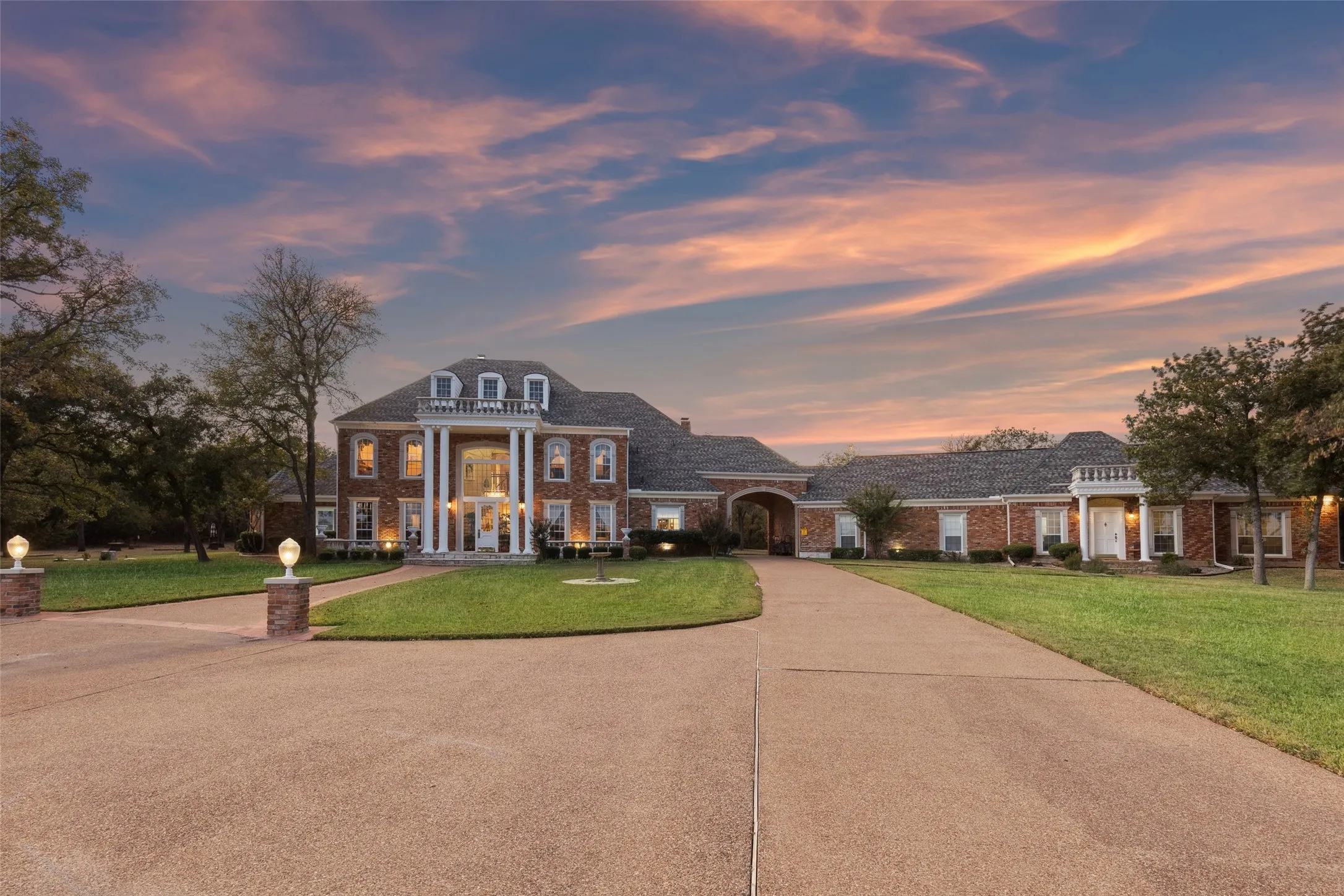 Single Family Residence For Sale in Denton County , 385 Meadow View Drive, Argyle, Texas 76226, 7 Bedroom, 8 Bathroom, 10 Garage spaces, 6,905 Sqft, built in 1989, Preowned, mls#21231988, Real Estate Agent in Argyle, Homes For Sale in Denton county, Homes For Sale in Argyle, Realtor in Argyle Texas, Real Estate Brokerage Independent Realty Texas, Luminita Cordes Realtor