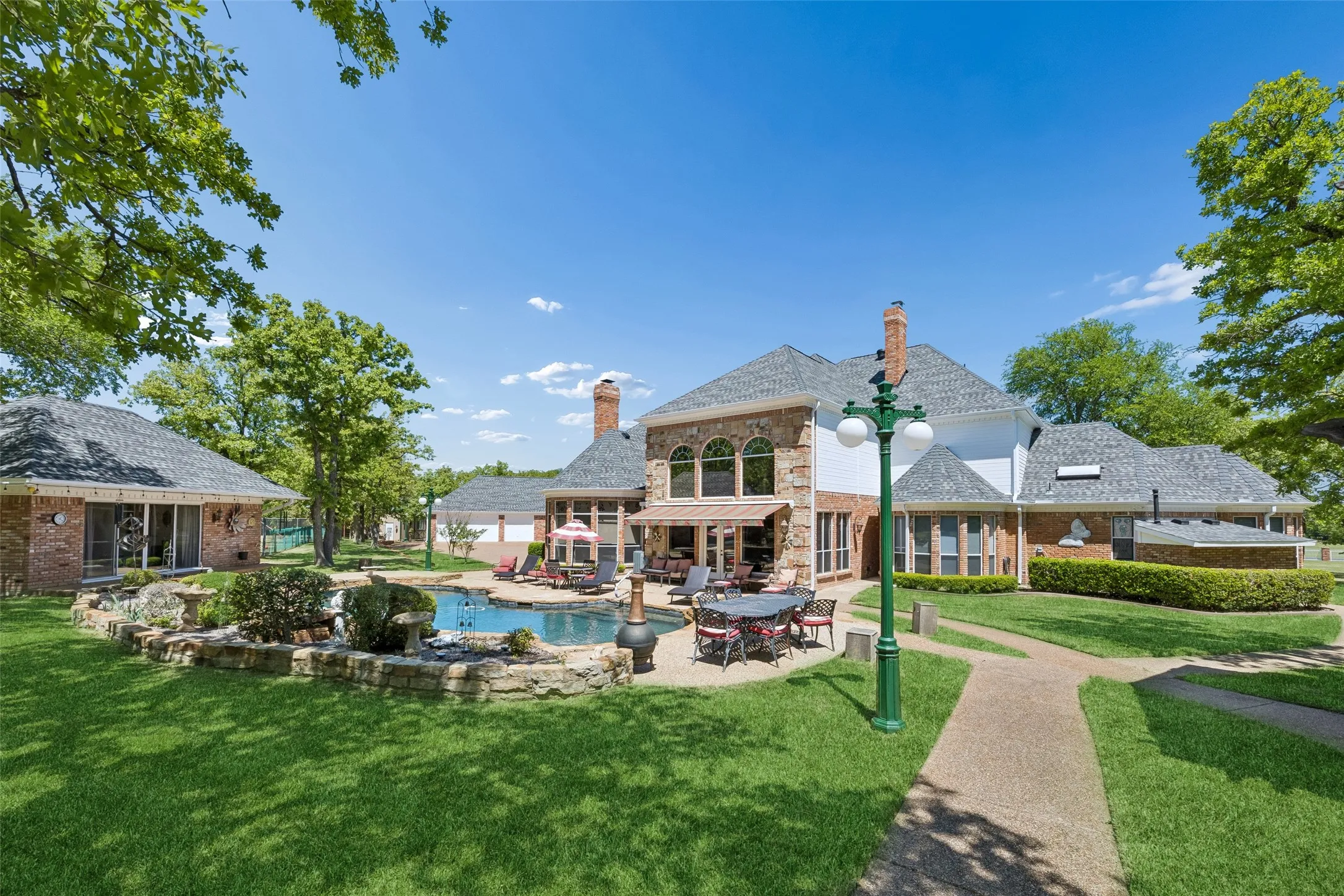 Single Family Residence For Sale in Denton County , 385 Meadow View Drive, Argyle, Texas 76226, 7 Bedroom, 8 Bathroom, 10 Garage spaces, 6,905 Sqft, built in 1989, Preowned, mls#21231988, Real Estate Agent in Argyle, Homes For Sale in Denton county, Homes For Sale in Argyle, Realtor in Argyle Texas, Real Estate Brokerage Independent Realty Texas, Luminita Cordes Realtor