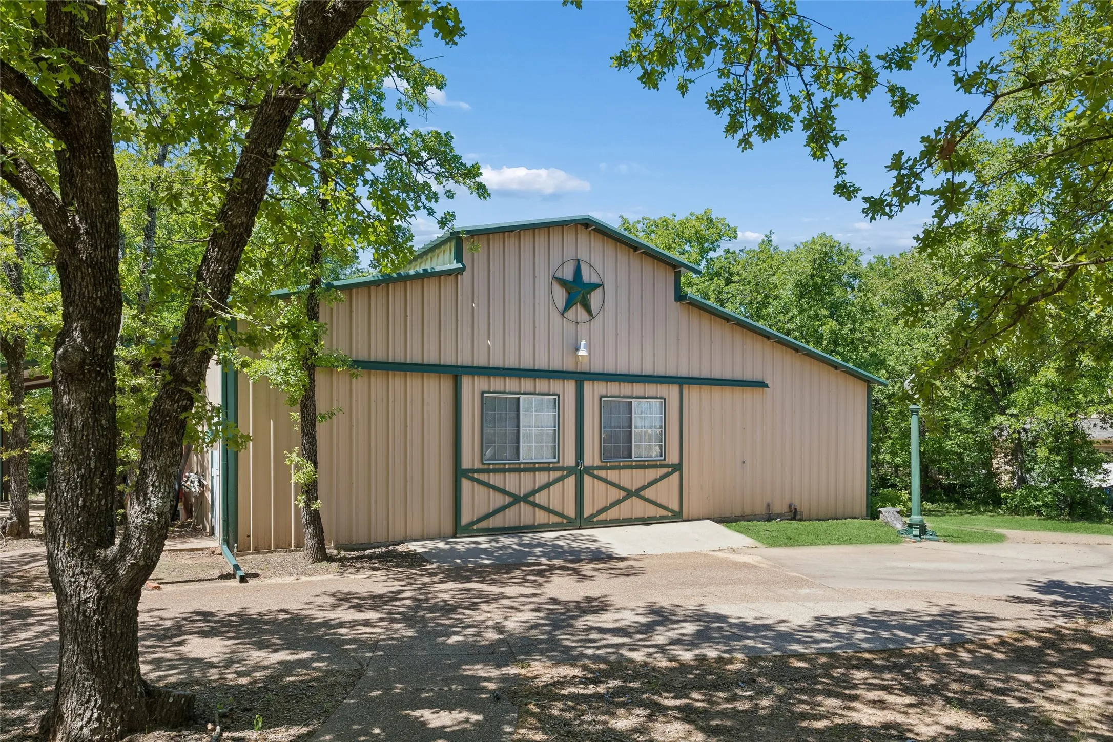 Single Family Residence For Sale in Denton County , 385 Meadow View Drive, Argyle, Texas 76226, 7 Bedroom, 8 Bathroom, 10 Garage spaces, 6,905 Sqft, built in 1989, Preowned, mls#21231988, Real Estate Agent in Argyle, Homes For Sale in Denton county, Homes For Sale in Argyle, Realtor in Argyle Texas, Real Estate Brokerage Independent Realty Texas, Luminita Cordes Realtor