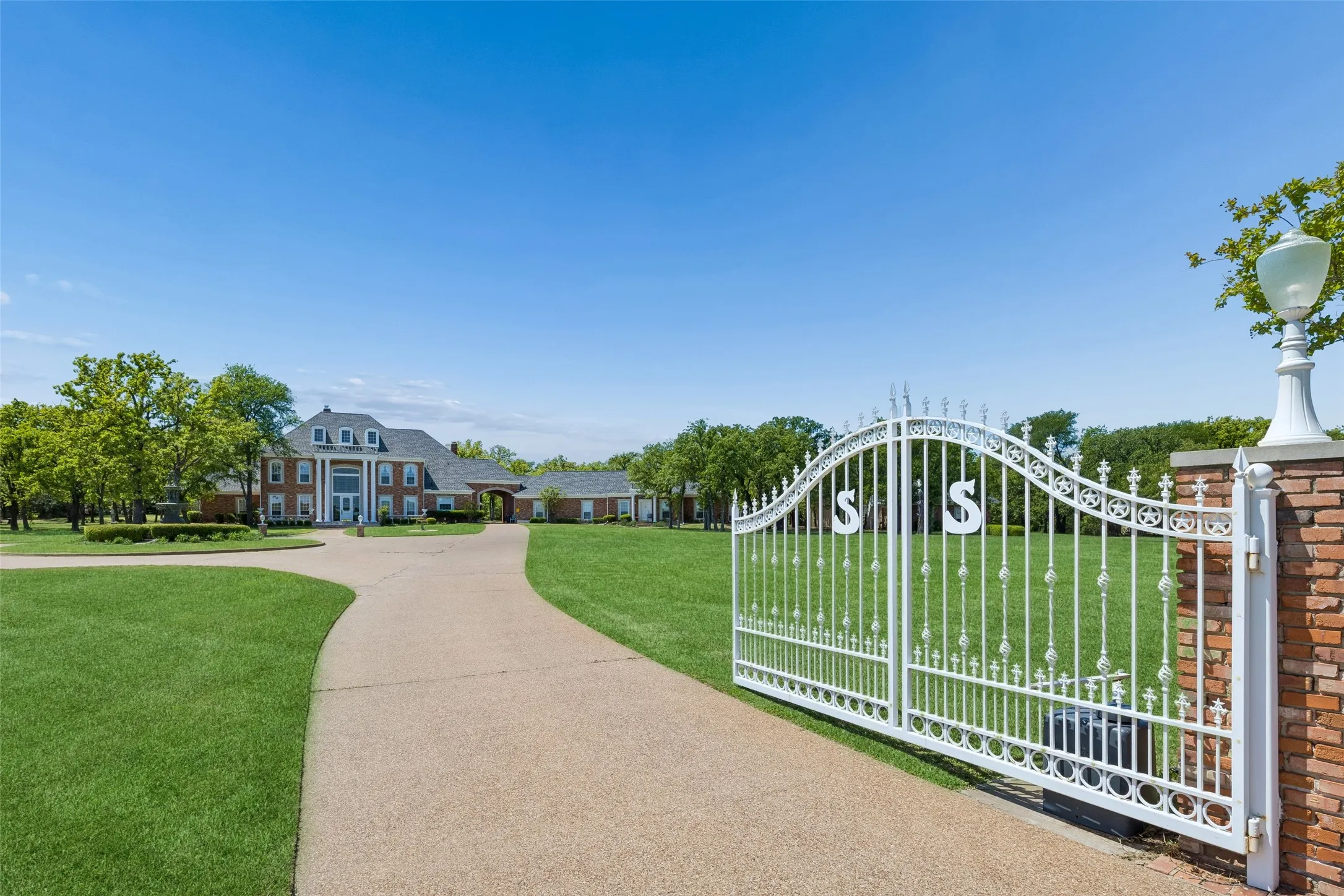 Single Family Residence For Sale in Denton County , 385 Meadow View Drive, Argyle, Texas 76226, 7 Bedroom, 8 Bathroom, 10 Garage spaces, 6,905 Sqft, built in 1989, Preowned, mls#21231988, Real Estate Agent in Argyle, Homes For Sale in Denton county, Homes For Sale in Argyle, Realtor in Argyle Texas, Real Estate Brokerage Independent Realty Texas, Luminita Cordes Realtor