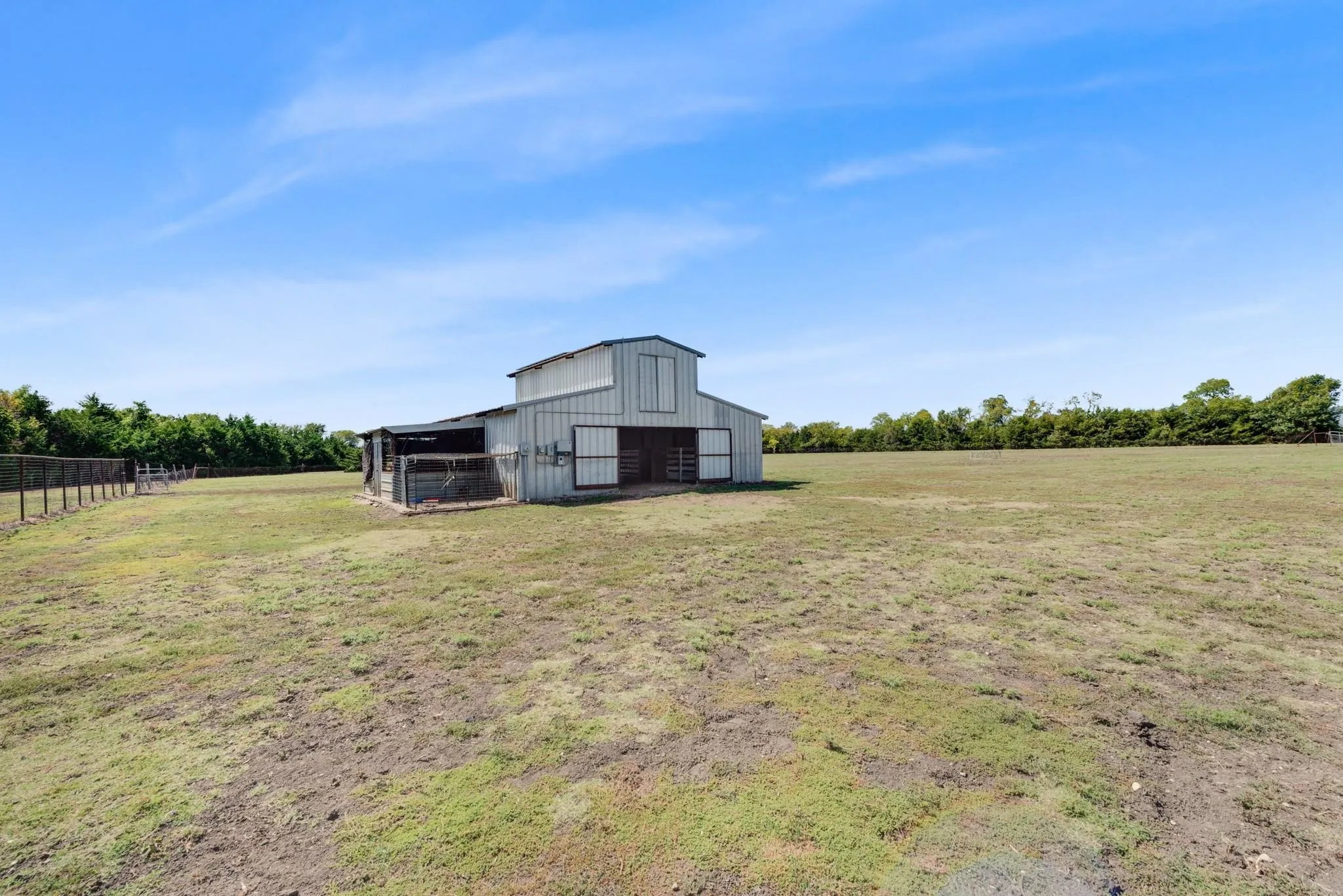 Farm For Sale in Fannin County , 23115 S State Highway 78, Leonard, Texas 75452, 3 Bedroom, 3 Bathroom, 2 Garage spaces, 3,151 Sqft, built in 2007, Preowned, Price $2,000,000, mls#21233737, Real Estate Agent in Leonard, Homes For Sale in Fannin county, Homes For Sale in Leonard, Realtor in Leonard Texas, Real Estate Brokerage Independent Realty Texas, Luminita Cordes Realtor