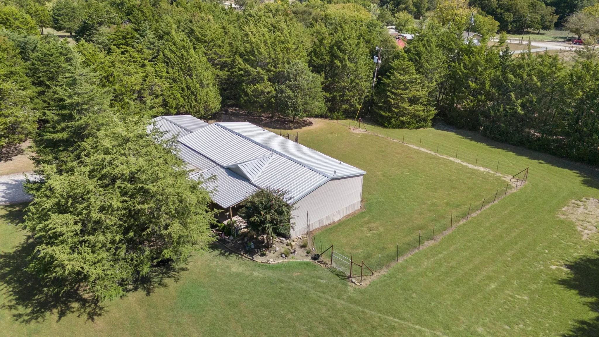 Farm For Sale in Fannin County , 23115 S State Highway 78, Leonard, Texas 75452, 3 Bedroom, 3 Bathroom, 2 Garage spaces, 3,151 Sqft, built in 2007, Preowned, Price $2,000,000, mls#21233737, Real Estate Agent in Leonard, Homes For Sale in Fannin county, Homes For Sale in Leonard, Realtor in Leonard Texas, Real Estate Brokerage Independent Realty Texas, Luminita Cordes Realtor