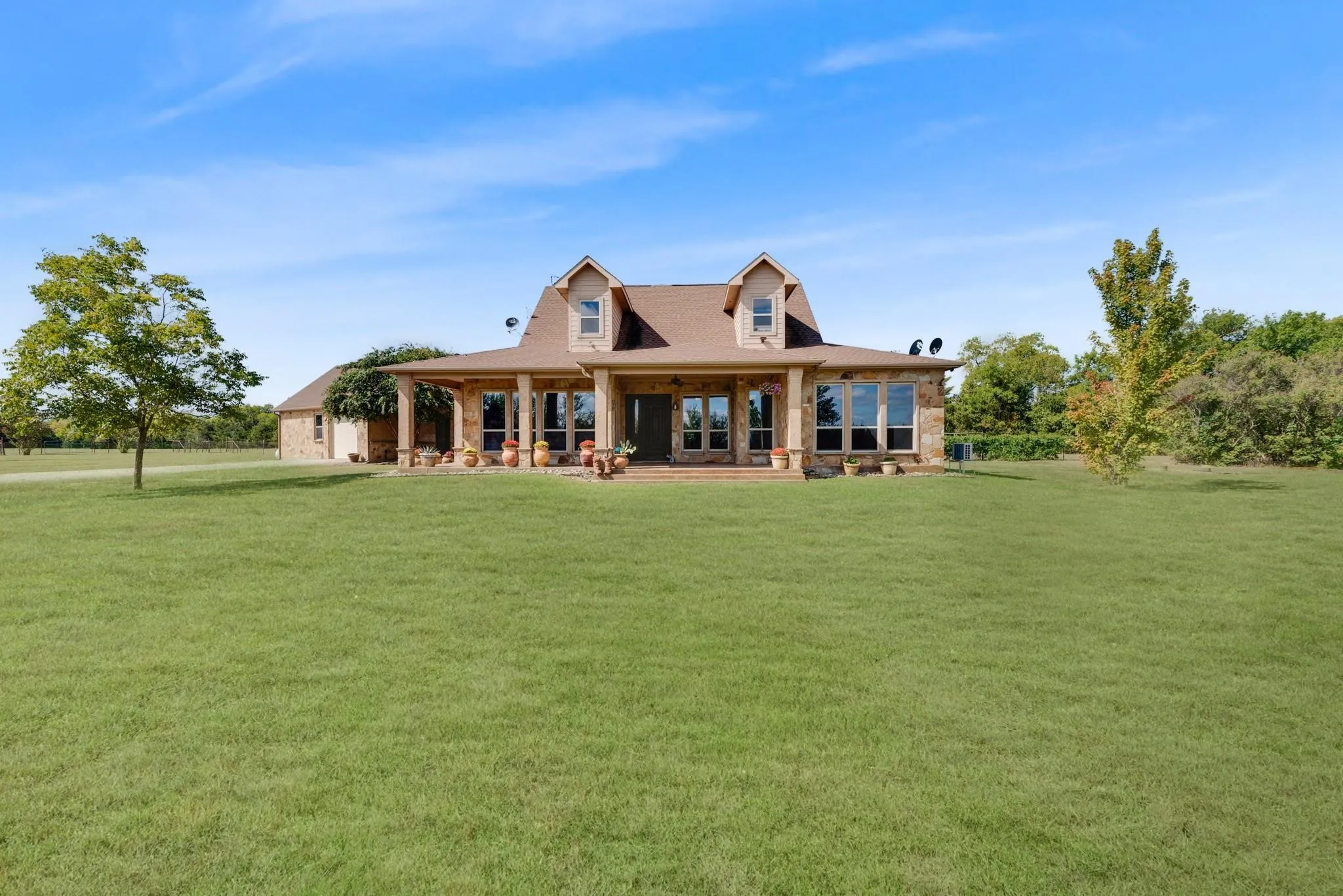 Farm For Sale in Fannin County , 23115 S State Highway 78, Leonard, Texas 75452, 3 Bedroom, 3 Bathroom, 2 Garage spaces, 3,151 Sqft, built in 2007, Preowned, Price $2,000,000, mls#21233737, Real Estate Agent in Leonard, Homes For Sale in Fannin county, Homes For Sale in Leonard, Realtor in Leonard Texas, Real Estate Brokerage Independent Realty Texas, Luminita Cordes Realtor
