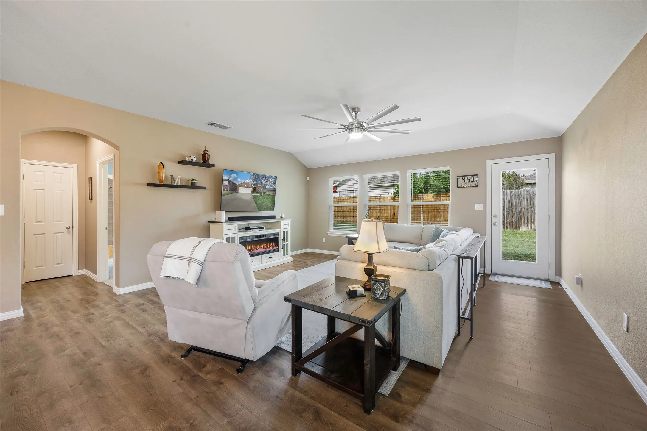 Single Family Residence For Sale in Collin County , 4400 Sycamore Road, Melissa, Texas 75454, 3 Bedroom, 2 Bathroom, 2 Garage spaces, 1,801 Sqft, built in 2007, Preowned, mls#21233748, Real Estate Agent in Melissa, Homes For Sale in Collin county, Homes For Sale in Melissa, Realtor in Melissa Texas, Real Estate Brokerage Independent Realty Texas, Luminita Cordes Realtor