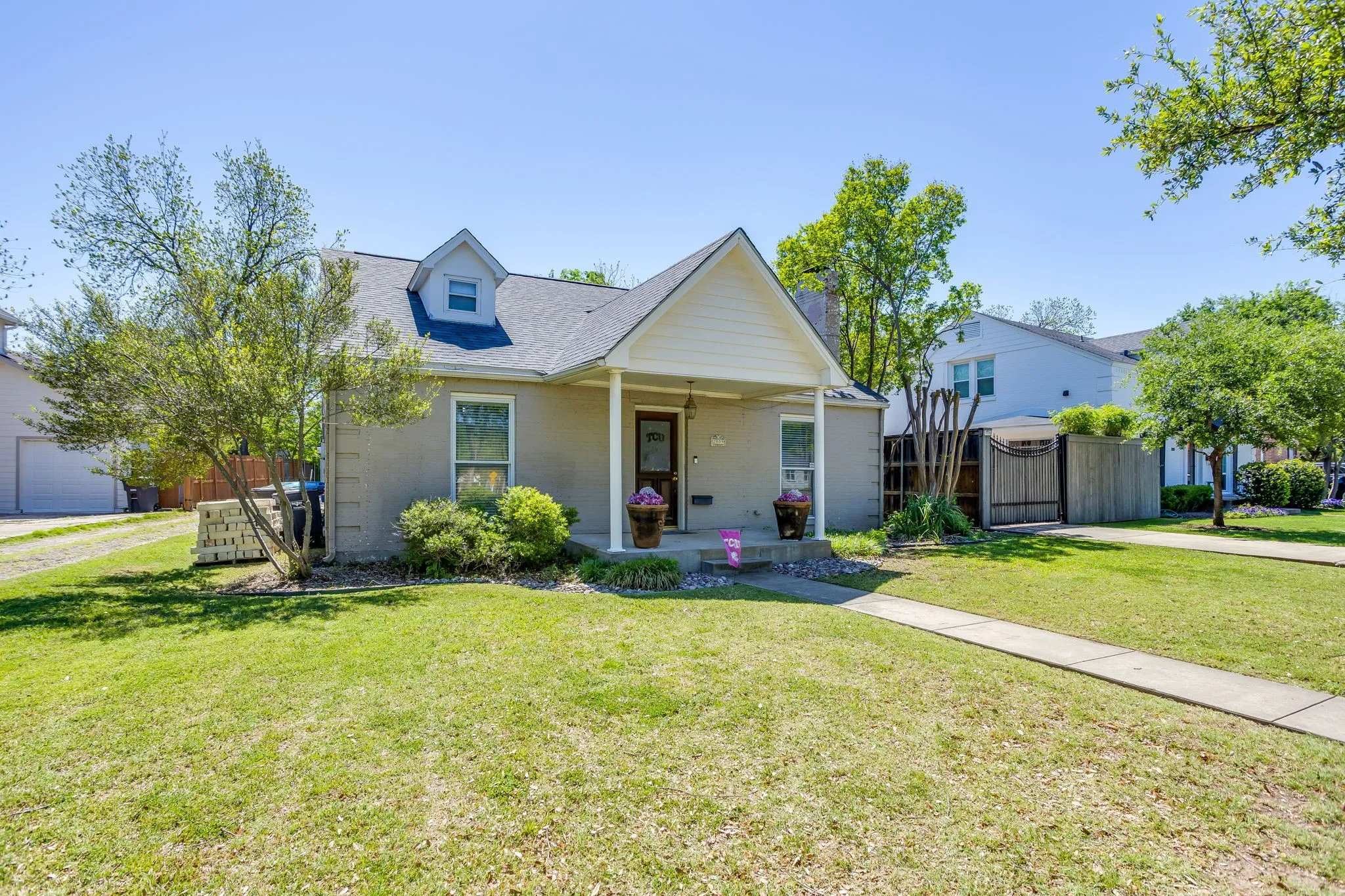 Single Family Residence For Rent in Tarrant County , 2809 Benbrook Boulevard, Fort Worth, Texas 76109, 4 Bedroom, 2 Bathroom, Garage spaces, 1,974 Sqft, built in 1938, Preowned, Price $5,000, mls#21232956, Real Estate Agent in Fort Worth, Homes For Rent in Tarrant county, Homes For Rent in Fort Worth, Realtor in Fort Worth Texas, Real Estate Brokerage Independent Realty Texas, Luminita Cordes Realtor