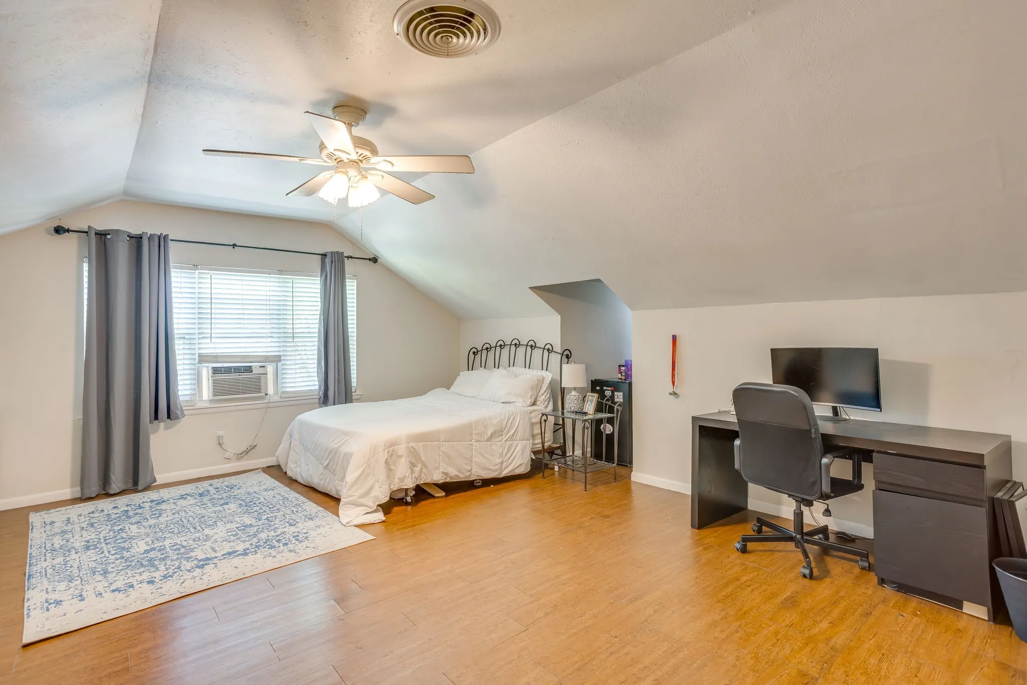 Single Family Residence For Rent in Tarrant County , 2809 Benbrook Boulevard, Fort Worth, Texas 76109, 4 Bedroom, 2 Bathroom, Garage spaces, 1,974 Sqft, built in 1938, Preowned, Price $5,000, mls#21232956, Real Estate Agent in Fort Worth, Homes For Rent in Tarrant county, Homes For Rent in Fort Worth, Realtor in Fort Worth Texas, Real Estate Brokerage Independent Realty Texas, Luminita Cordes Realtor