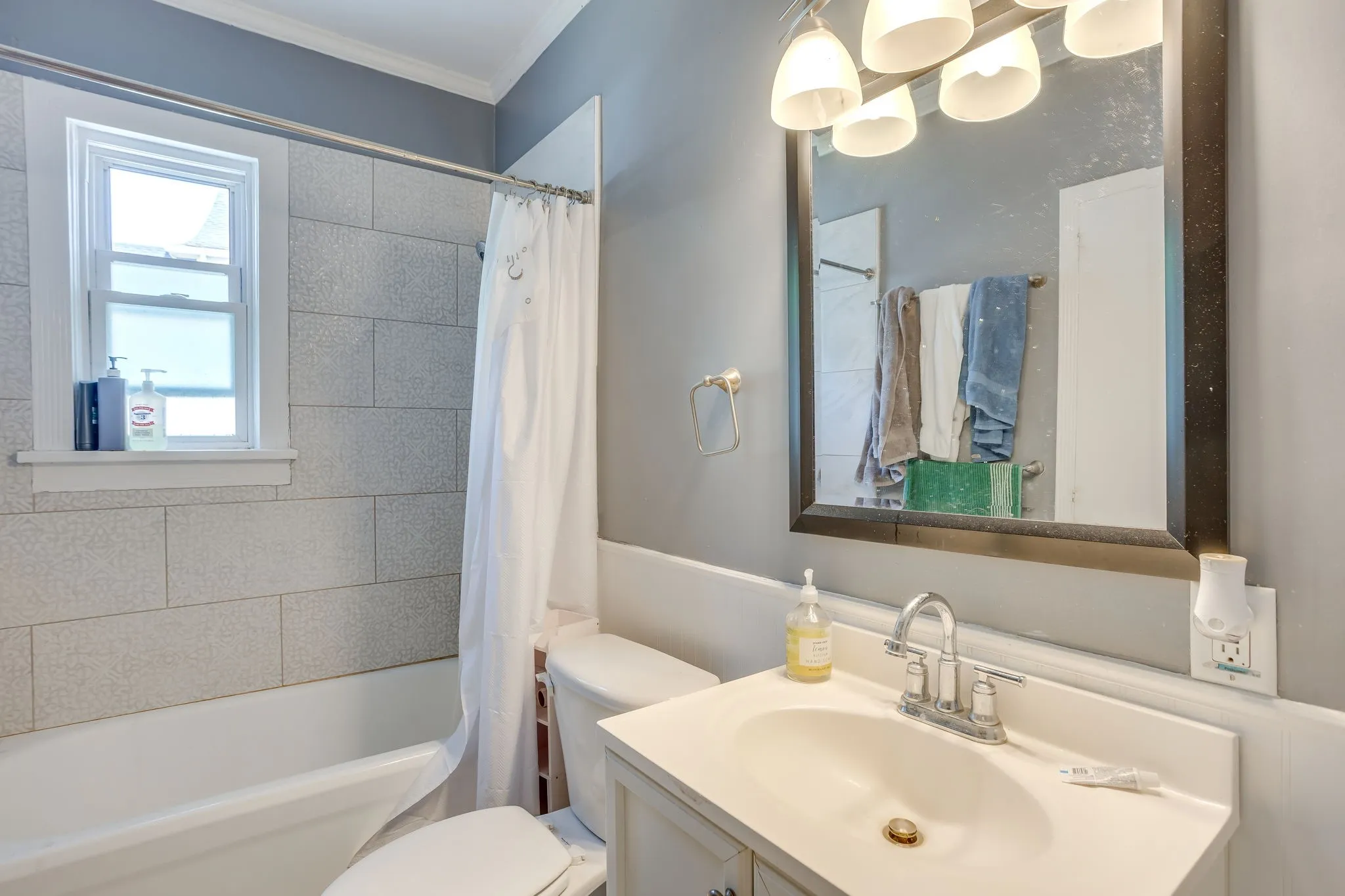 Single Family Residence For Rent in Tarrant County , 2809 Benbrook Boulevard, Fort Worth, Texas 76109, 4 Bedroom, 2 Bathroom, Garage spaces, 1,974 Sqft, built in 1938, Preowned, Price $5,000, mls#21232956, Real Estate Agent in Fort Worth, Homes For Rent in Tarrant county, Homes For Rent in Fort Worth, Realtor in Fort Worth Texas, Real Estate Brokerage Independent Realty Texas, Luminita Cordes Realtor