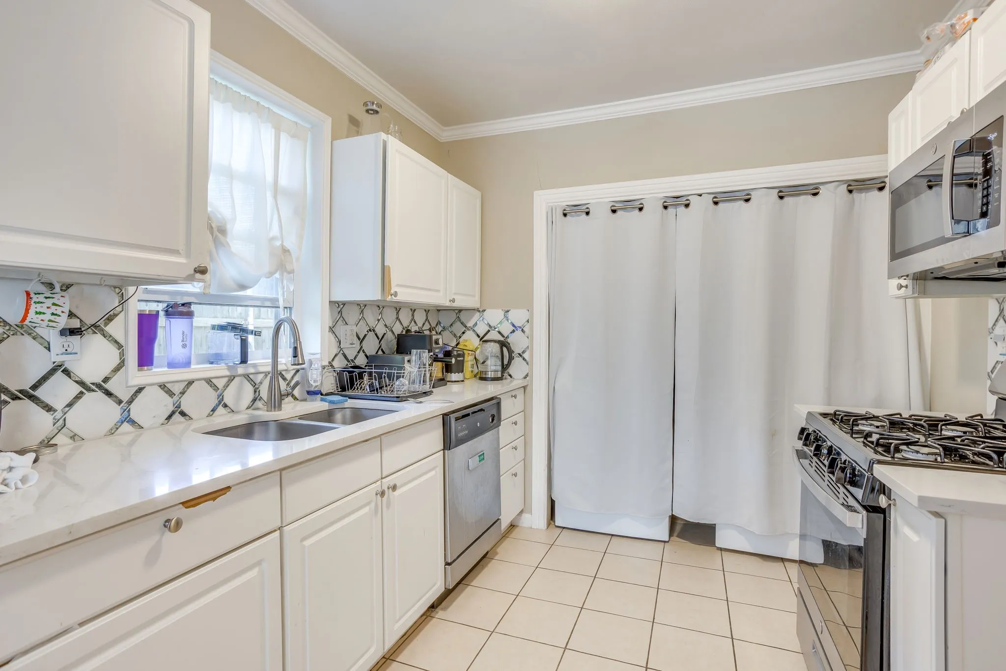 Single Family Residence For Rent in Tarrant County , 2809 Benbrook Boulevard, Fort Worth, Texas 76109, 4 Bedroom, 2 Bathroom, Garage spaces, 1,974 Sqft, built in 1938, Preowned, Price $5,000, mls#21232956, Real Estate Agent in Fort Worth, Homes For Rent in Tarrant county, Homes For Rent in Fort Worth, Realtor in Fort Worth Texas, Real Estate Brokerage Independent Realty Texas, Luminita Cordes Realtor