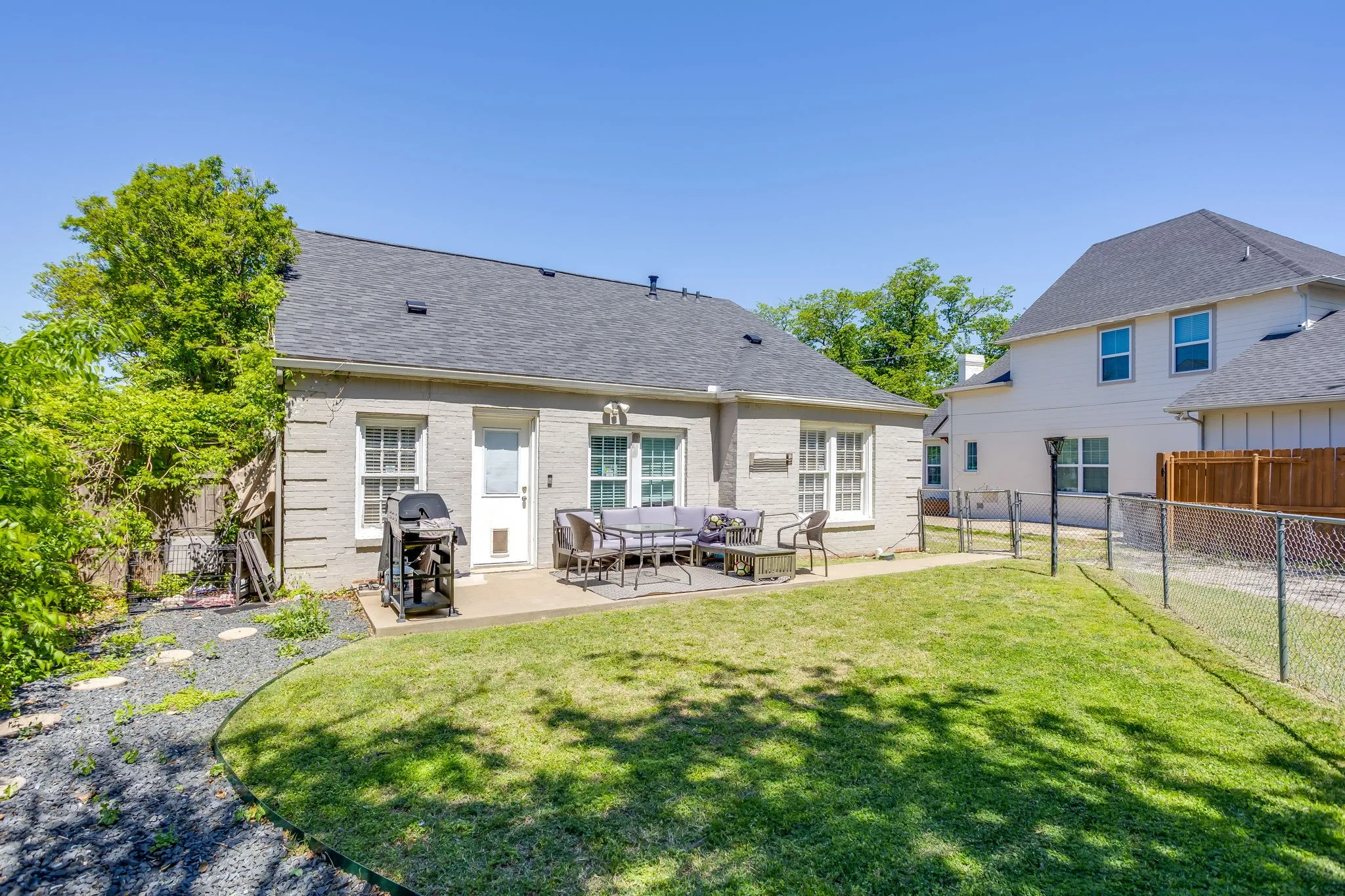 Single Family Residence For Rent in Tarrant County , 2809 Benbrook Boulevard, Fort Worth, Texas 76109, 4 Bedroom, 2 Bathroom, Garage spaces, 1,974 Sqft, built in 1938, Preowned, Price $5,000, mls#21232956, Real Estate Agent in Fort Worth, Homes For Rent in Tarrant county, Homes For Rent in Fort Worth, Realtor in Fort Worth Texas, Real Estate Brokerage Independent Realty Texas, Luminita Cordes Realtor