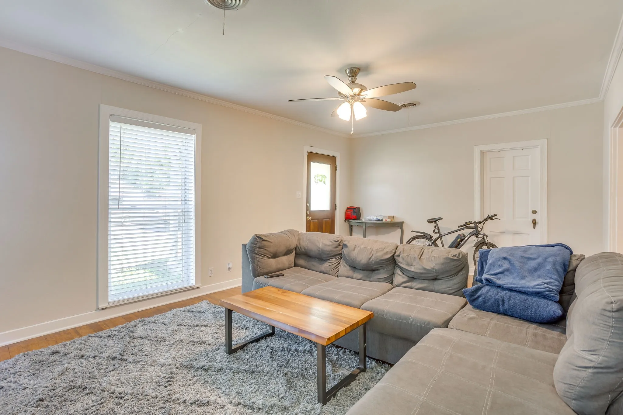 Single Family Residence For Rent in Tarrant County , 2809 Benbrook Boulevard, Fort Worth, Texas 76109, 4 Bedroom, 2 Bathroom, Garage spaces, 1,974 Sqft, built in 1938, Preowned, Price $5,000, mls#21232956, Real Estate Agent in Fort Worth, Homes For Rent in Tarrant county, Homes For Rent in Fort Worth, Realtor in Fort Worth Texas, Real Estate Brokerage Independent Realty Texas, Luminita Cordes Realtor