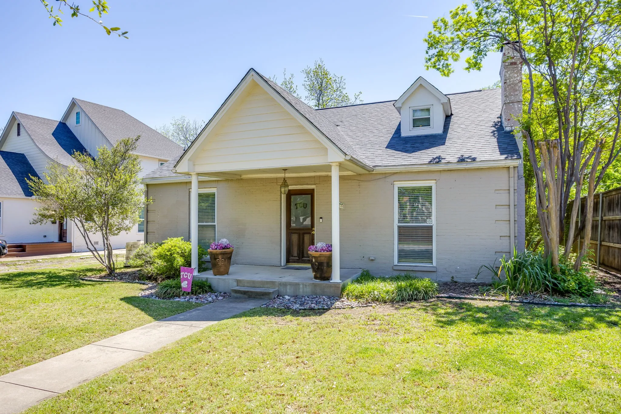 Single Family Residence For Rent in Tarrant County , 2809 Benbrook Boulevard, Fort Worth, Texas 76109, 4 Bedroom, 2 Bathroom, Garage spaces, 1,974 Sqft, built in 1938, Preowned, Price $5,000, mls#21232956, Real Estate Agent in Fort Worth, Homes For Rent in Tarrant county, Homes For Rent in Fort Worth, Realtor in Fort Worth Texas, Real Estate Brokerage Independent Realty Texas, Luminita Cordes Realtor