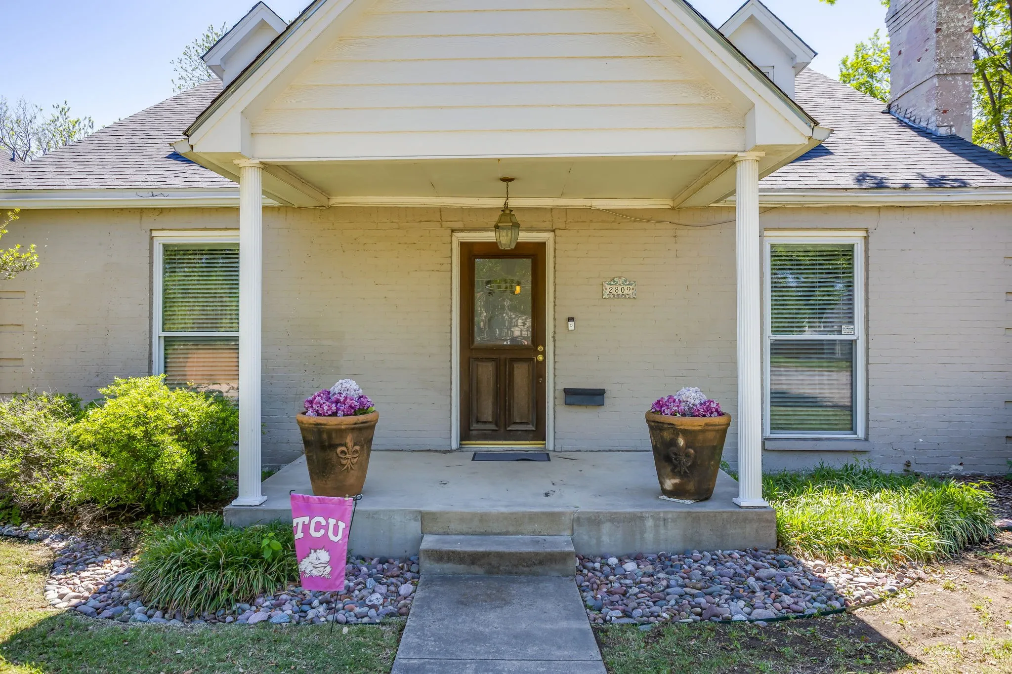 Single Family Residence For Rent in Tarrant County , 2809 Benbrook Boulevard, Fort Worth, Texas 76109, 4 Bedroom, 2 Bathroom, Garage spaces, 1,974 Sqft, built in 1938, Preowned, Price $5,000, mls#21232956, Real Estate Agent in Fort Worth, Homes For Rent in Tarrant county, Homes For Rent in Fort Worth, Realtor in Fort Worth Texas, Real Estate Brokerage Independent Realty Texas, Luminita Cordes Realtor