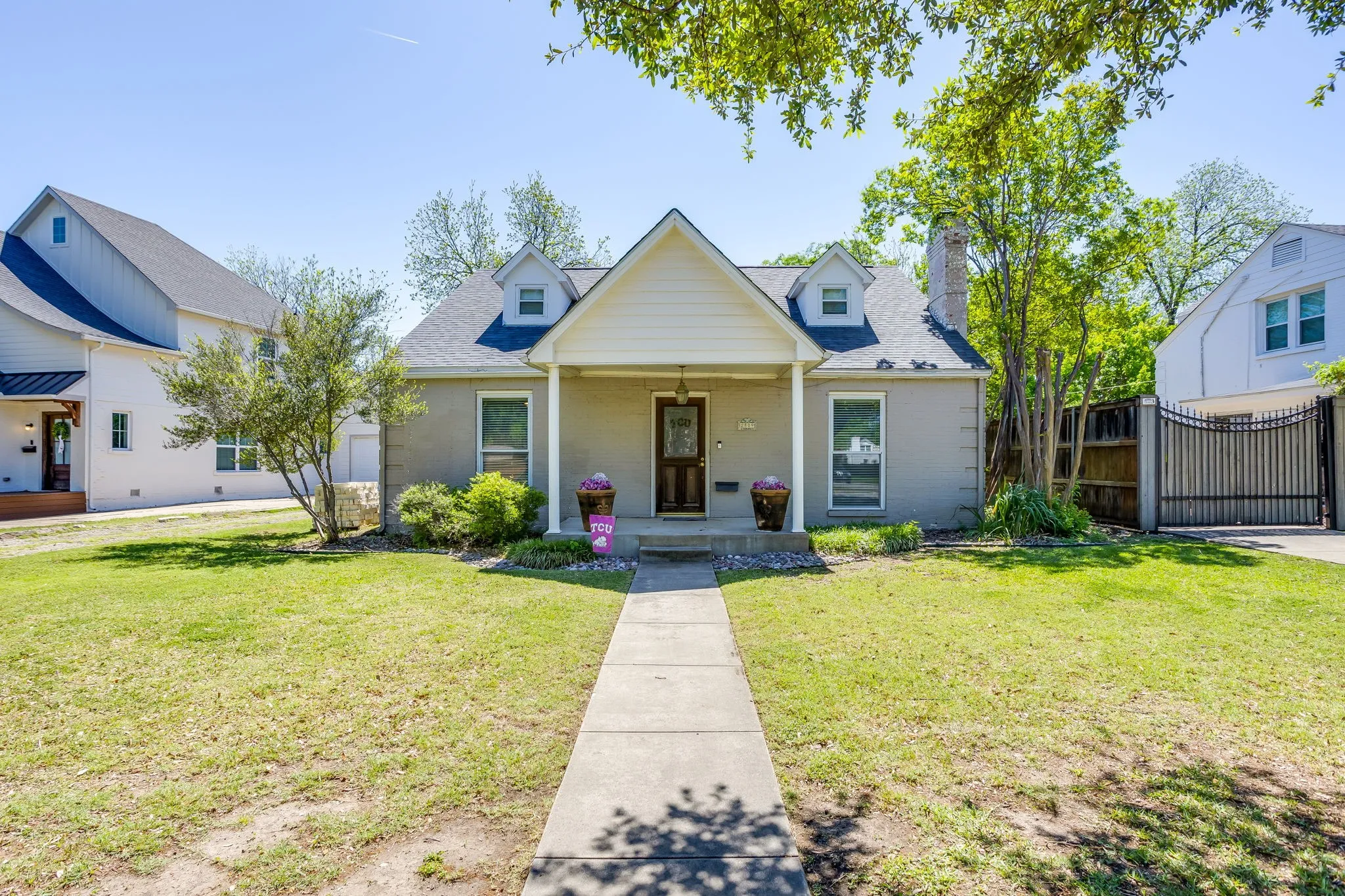 Single Family Residence For Rent in Tarrant County , 2809 Benbrook Boulevard, Fort Worth, Texas 76109, 4 Bedroom, 2 Bathroom, Garage spaces, 1,974 Sqft, built in 1938, Preowned, Price $5,000, mls#21232956, Real Estate Agent in Fort Worth, Homes For Rent in Tarrant county, Homes For Rent in Fort Worth, Realtor in Fort Worth Texas, Real Estate Brokerage Independent Realty Texas, Luminita Cordes Realtor