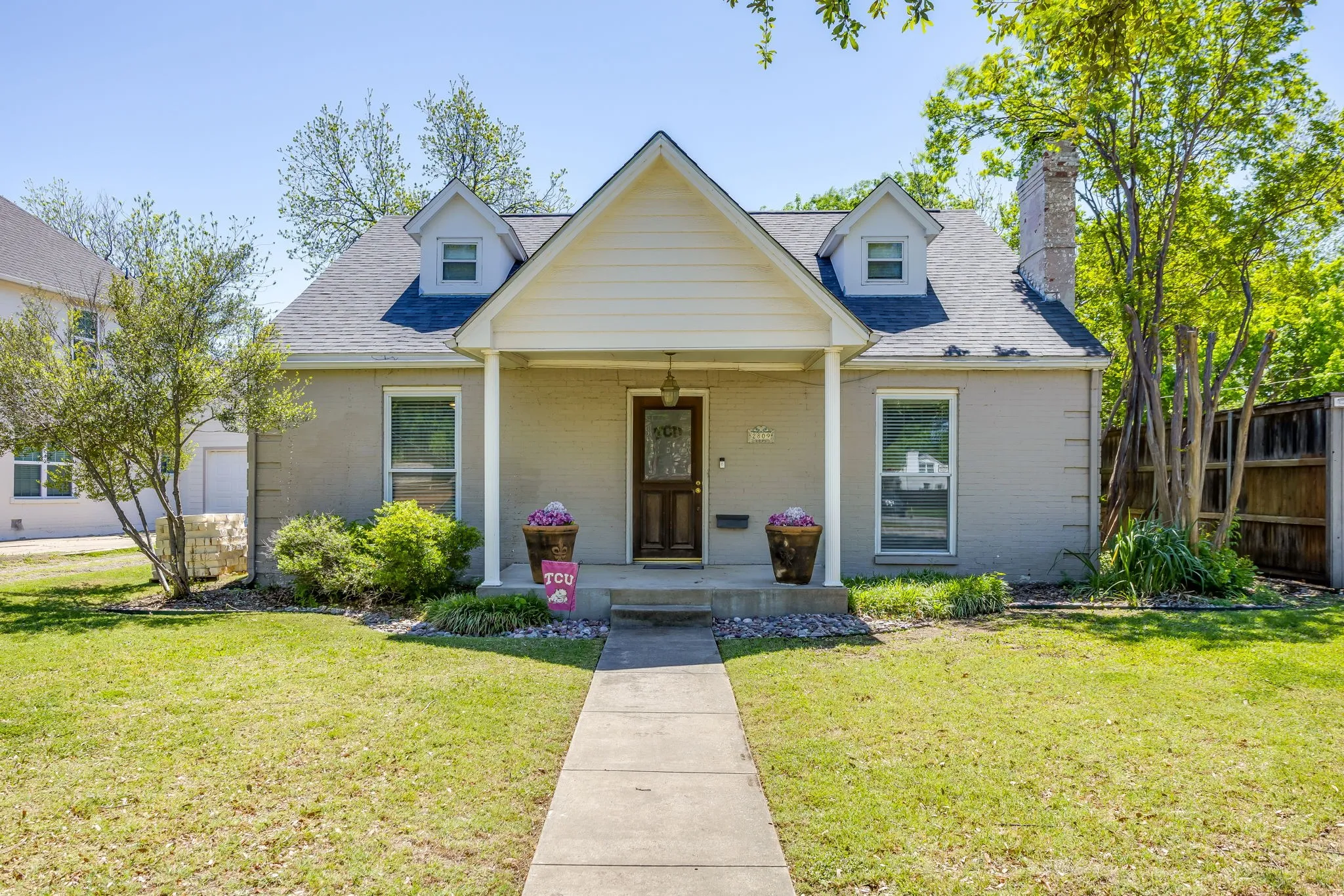 Single Family Residence For Rent in Tarrant County , 2809 Benbrook Boulevard, Fort Worth, Texas 76109, 4 Bedroom, 2 Bathroom, Garage spaces, 1,974 Sqft, built in 1938, Preowned, Price $5,000, mls#21232956, Real Estate Agent in Fort Worth, Homes For Rent in Tarrant county, Homes For Rent in Fort Worth, Realtor in Fort Worth Texas, Real Estate Brokerage Independent Realty Texas, Luminita Cordes Realtor
