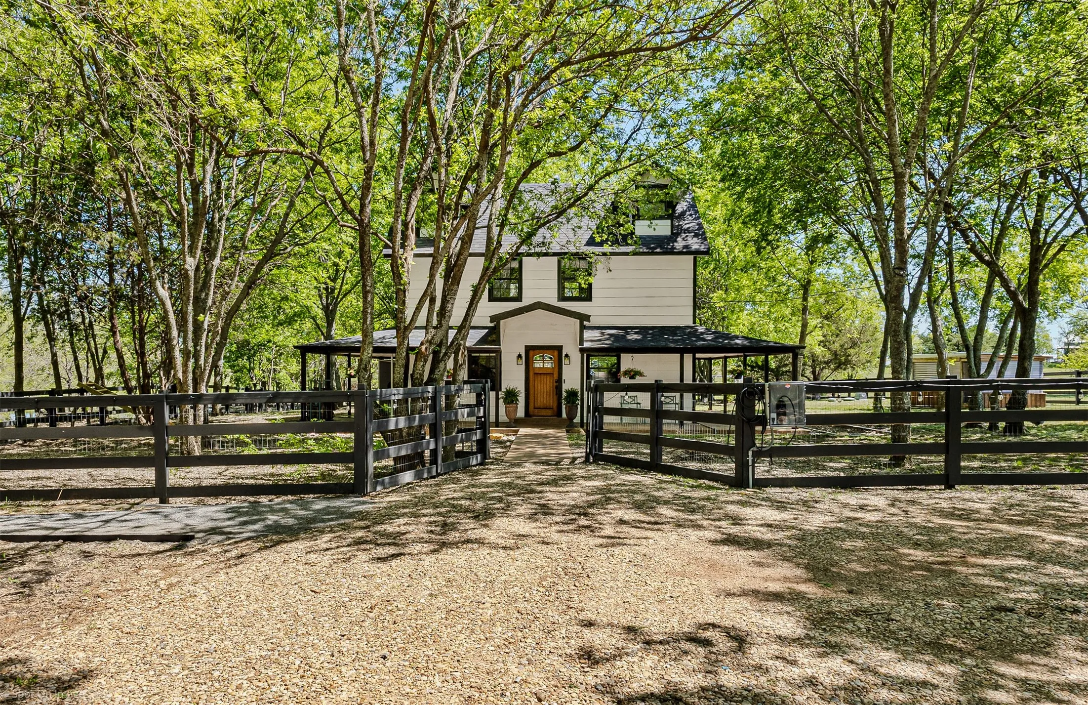 Single Family Residence For Sale in Fannin County , 1111 Fm 151, Trenton, Texas 75490, 2 Bedroom, 2 Bathroom, 2 Garage spaces, 1,104 Sqft, built in 2016, mls#21233636, Real Estate Agent in Trenton, Homes For Sale in Fannin county, Homes For Sale in Trenton, Realtor in Trenton Texas, Real Estate Brokerage Independent Realty Texas, Luminita Cordes Realtor