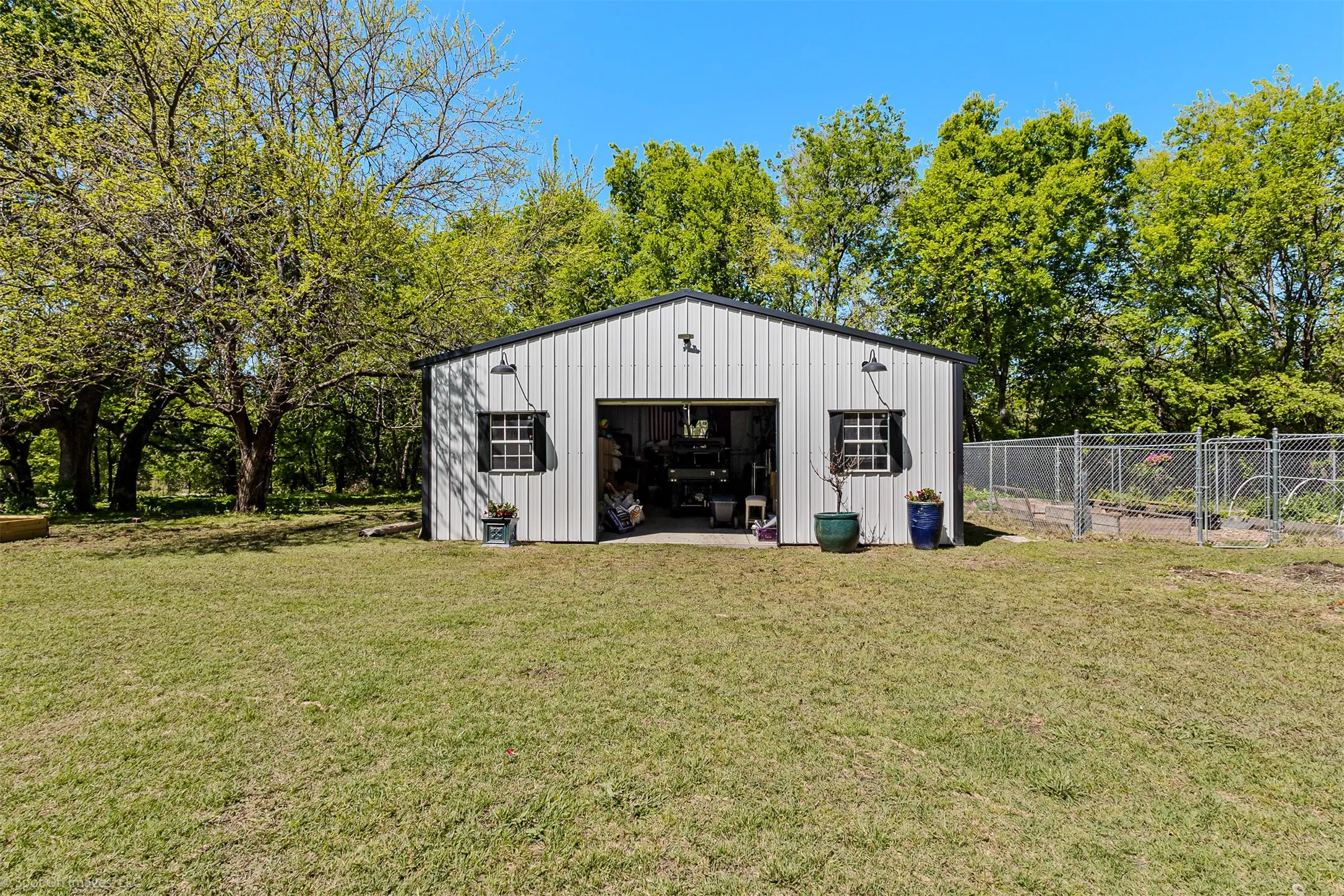 Single Family Residence For Sale in Fannin County , 1111 Fm 151, Trenton, Texas 75490, 2 Bedroom, 2 Bathroom, 2 Garage spaces, 1,104 Sqft, built in 2016, mls#21233636, Real Estate Agent in Trenton, Homes For Sale in Fannin county, Homes For Sale in Trenton, Realtor in Trenton Texas, Real Estate Brokerage Independent Realty Texas, Luminita Cordes Realtor
