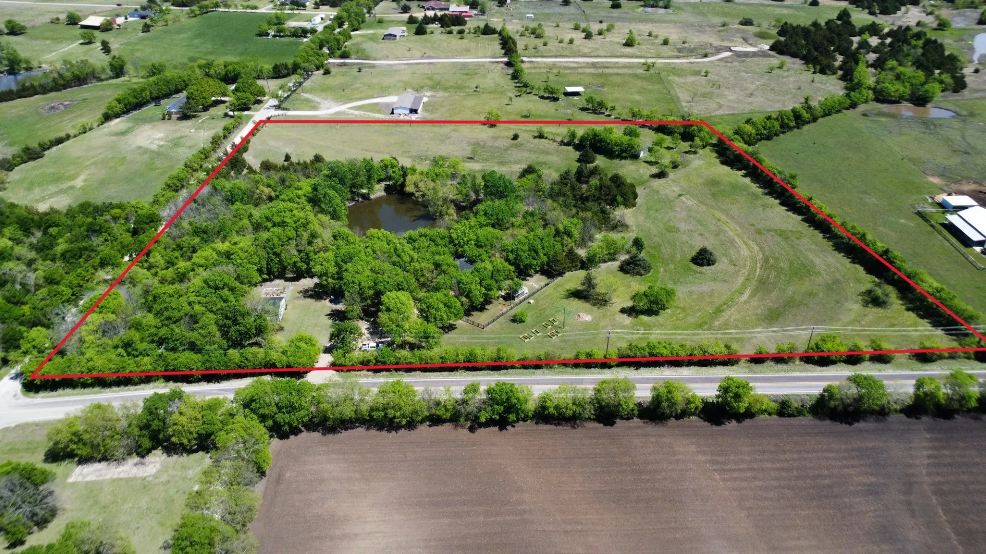 Single Family Residence For Sale in Fannin County , 1111 Fm 151, Trenton, Texas 75490, 2 Bedroom, 2 Bathroom, 2 Garage spaces, 1,104 Sqft, built in 2016, mls#21233636, Real Estate Agent in Trenton, Homes For Sale in Fannin county, Homes For Sale in Trenton, Realtor in Trenton Texas, Real Estate Brokerage Independent Realty Texas, Luminita Cordes Realtor