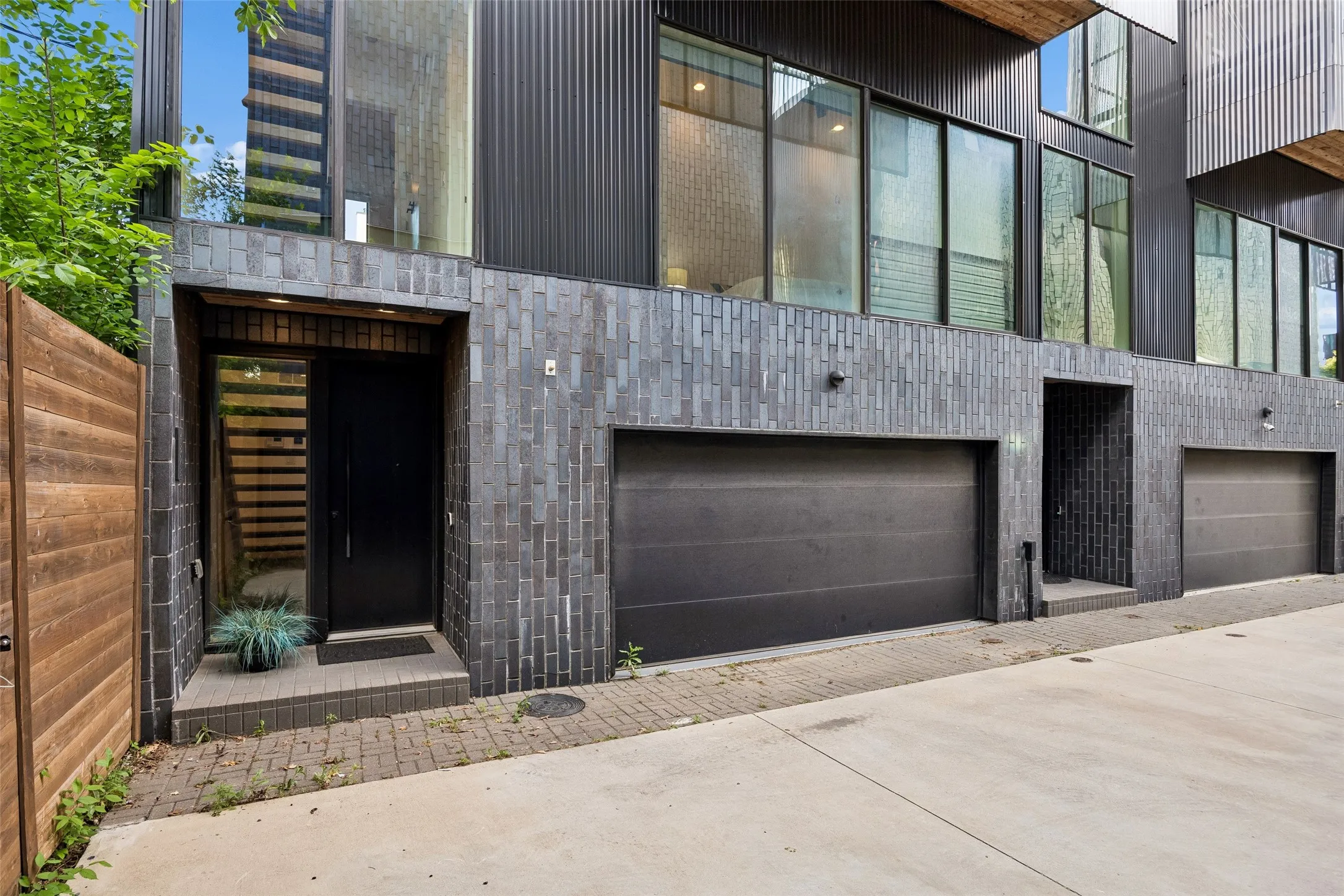 Townhouse For Sale in Dallas County , 4828 Caxton Court, Dallas, Texas 75204, 3 Bedroom, 4 Bathroom, 2 Garage spaces, 1,948 Sqft, built in 2018, Preowned, mls#21202617, Real Estate Agent in Dallas, Homes For Sale in Dallas county, Homes For Sale in Dallas, Realtor in Dallas Texas, Real Estate Brokerage Independent Realty Texas, Luminita Cordes Realtor