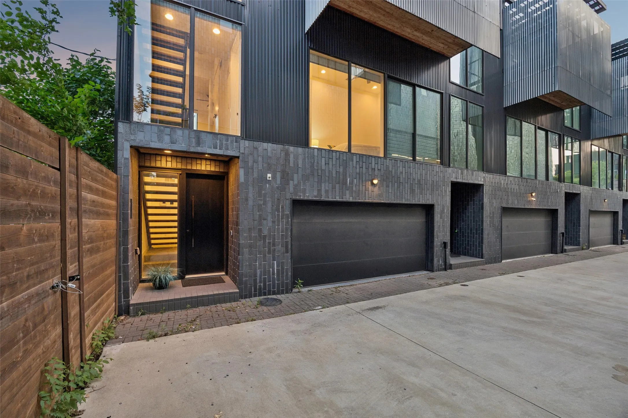Townhouse For Sale in Dallas County , 4828 Caxton Court, Dallas, Texas 75204, 3 Bedroom, 4 Bathroom, 2 Garage spaces, 1,948 Sqft, built in 2018, Preowned, mls#21202617, Real Estate Agent in Dallas, Homes For Sale in Dallas county, Homes For Sale in Dallas, Realtor in Dallas Texas, Real Estate Brokerage Independent Realty Texas, Luminita Cordes Realtor