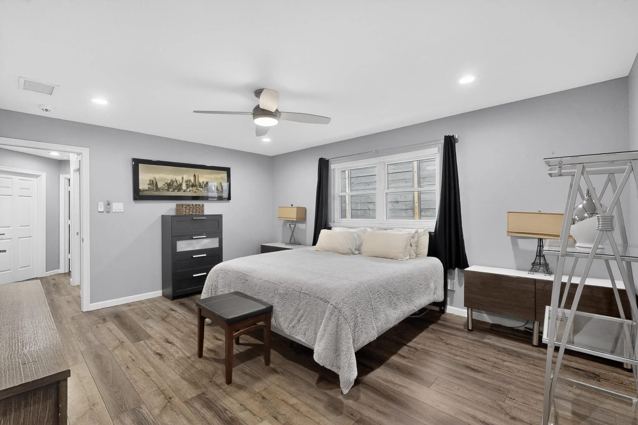 Single Family Residence For Sale in Dallas County , 5102 Denton Drive, Dallas, Texas 75235, 3 Bedroom, 3 Bathroom, 2 Garage spaces, 1,590 Sqft, built in 1997, Preowned, mls#21232432, Real Estate Agent in Dallas, Homes For Sale in Dallas county, Homes For Sale in Dallas, Realtor in Dallas Texas, Real Estate Brokerage Independent Realty Texas, Luminita Cordes Realtor