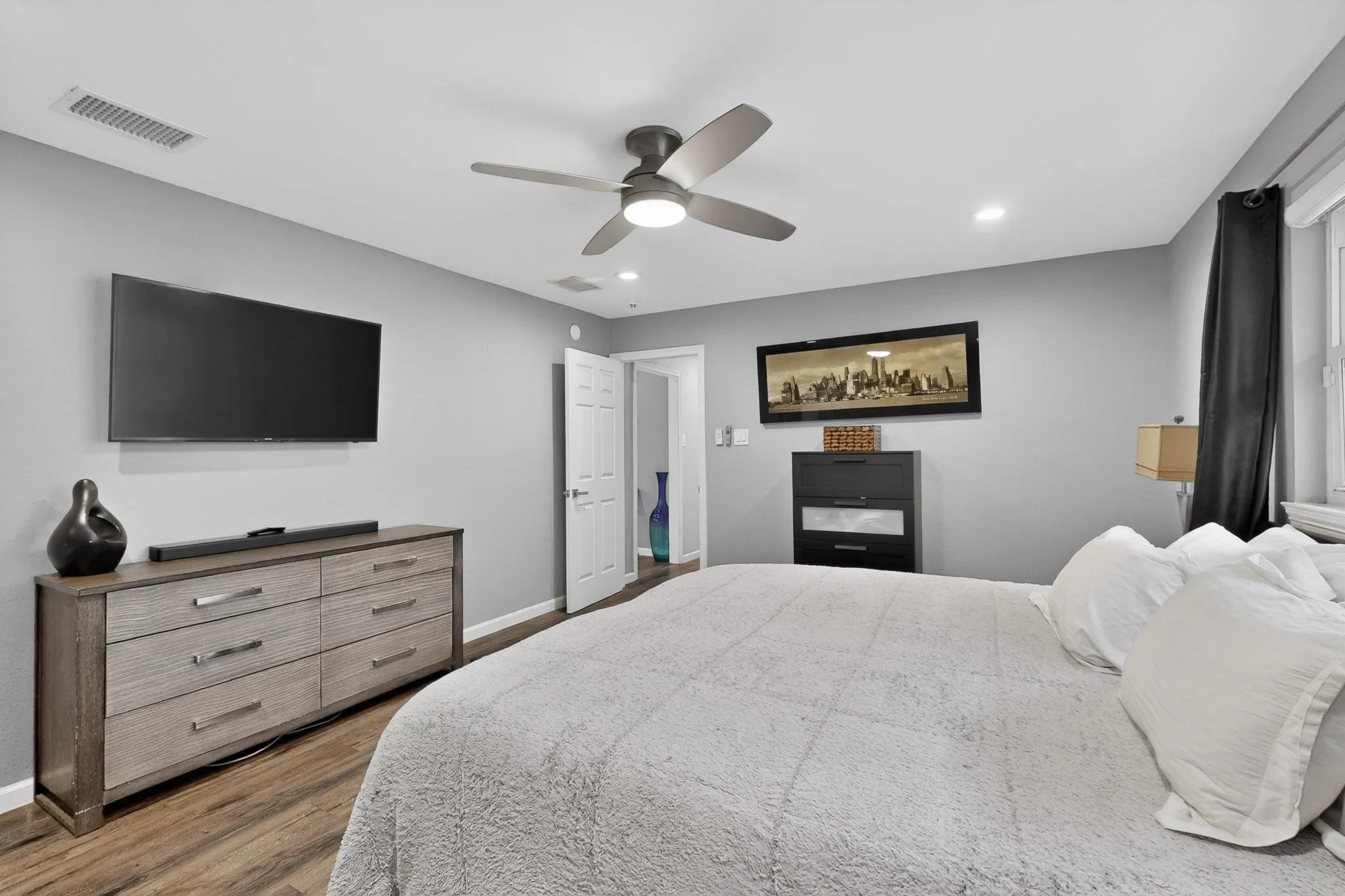Single Family Residence For Sale in Dallas County , 5102 Denton Drive, Dallas, Texas 75235, 3 Bedroom, 3 Bathroom, 2 Garage spaces, 1,590 Sqft, built in 1997, Preowned, mls#21232432, Real Estate Agent in Dallas, Homes For Sale in Dallas county, Homes For Sale in Dallas, Realtor in Dallas Texas, Real Estate Brokerage Independent Realty Texas, Luminita Cordes Realtor