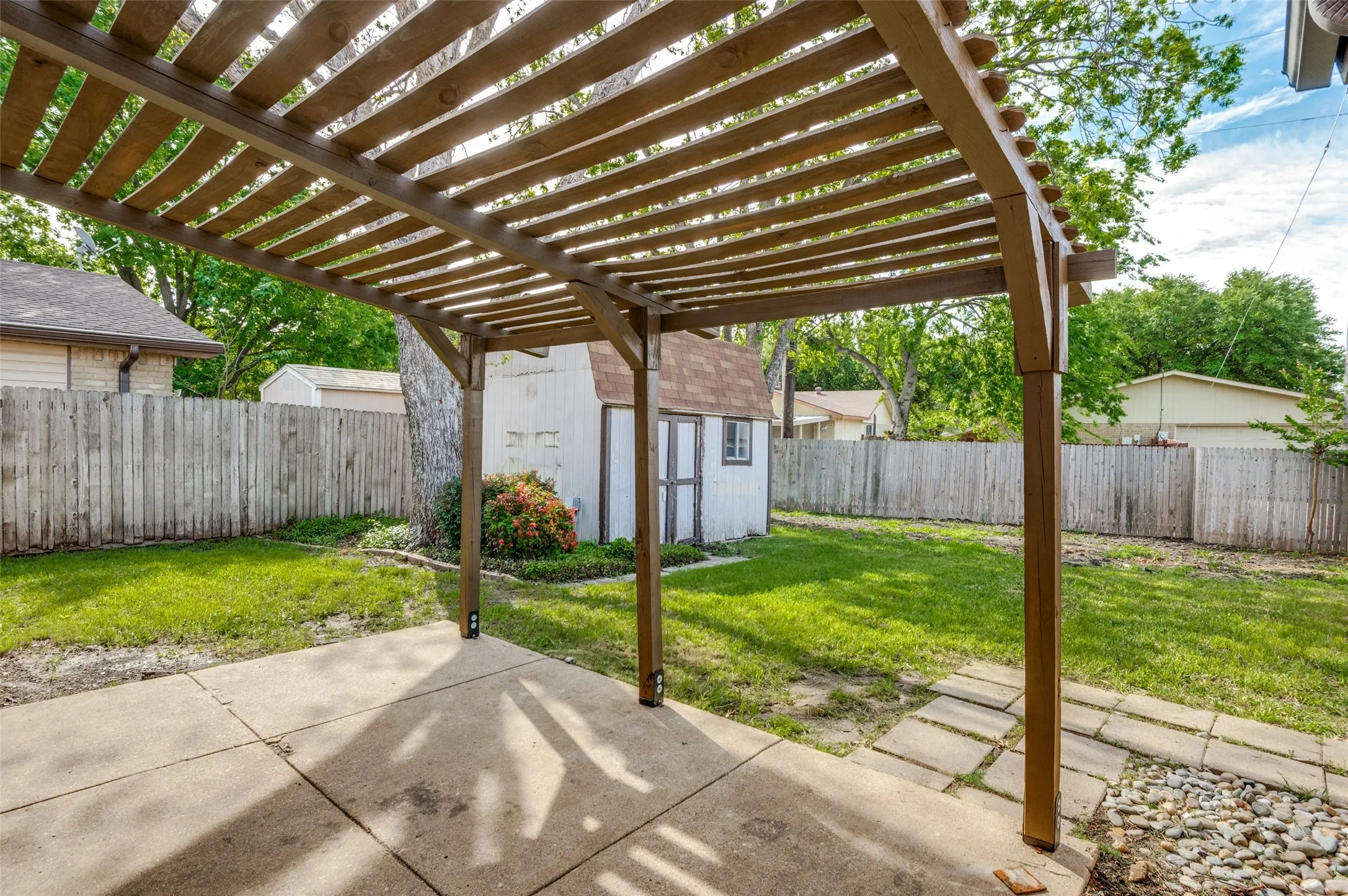 Single Family Residence For Sale in Denton County , 1804 Clear Creek Lane, Carrollton, Texas 75007, 3 Bedroom, 2 Bathroom, 2 Garage spaces, 1,886 Sqft, built in 1977, mls#21233820, Real Estate Agent in Carrollton, Homes For Sale in Denton county, Homes For Sale in Carrollton, Realtor in Carrollton Texas, Real Estate Brokerage Independent Realty Texas, Luminita Cordes Realtor