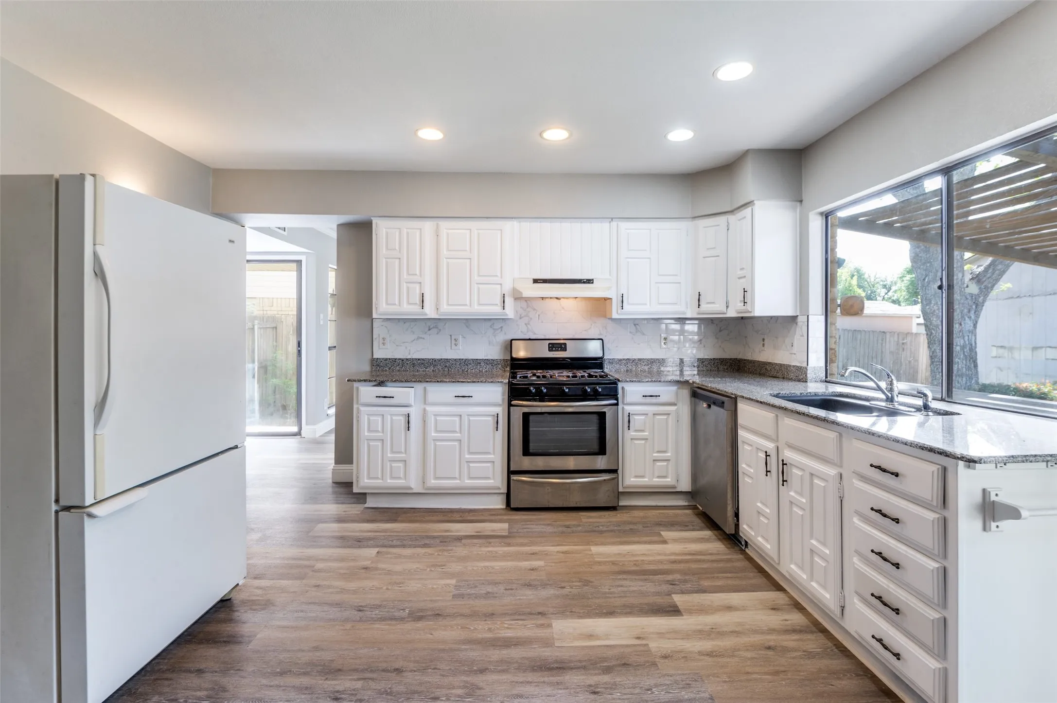 Single Family Residence For Sale in Denton County , 1804 Clear Creek Lane, Carrollton, Texas 75007, 3 Bedroom, 2 Bathroom, 2 Garage spaces, 1,886 Sqft, built in 1977, mls#21233820, Real Estate Agent in Carrollton, Homes For Sale in Denton county, Homes For Sale in Carrollton, Realtor in Carrollton Texas, Real Estate Brokerage Independent Realty Texas, Luminita Cordes Realtor