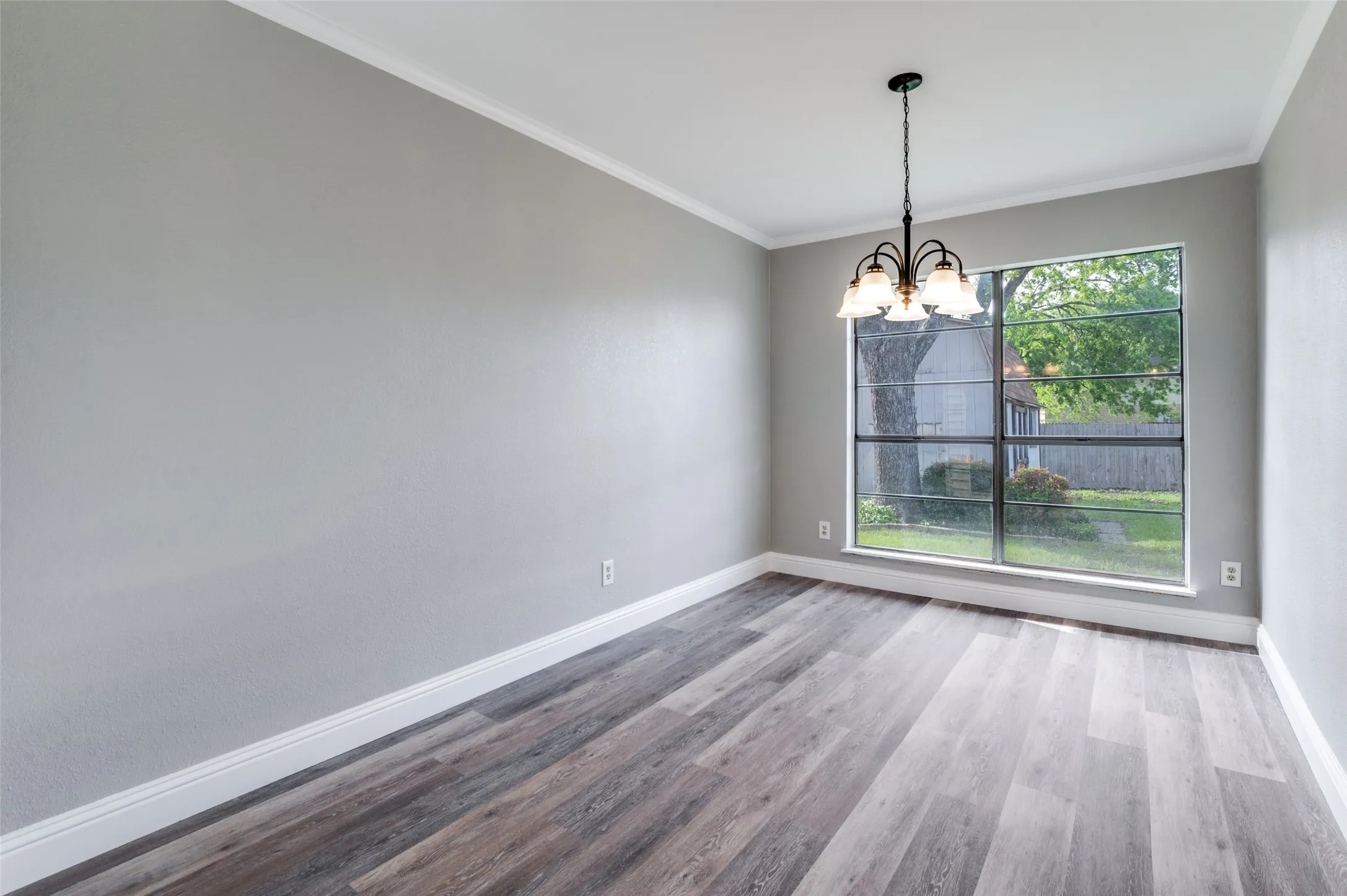 Single Family Residence For Sale in Denton County , 1804 Clear Creek Lane, Carrollton, Texas 75007, 3 Bedroom, 2 Bathroom, 2 Garage spaces, 1,886 Sqft, built in 1977, mls#21233820, Real Estate Agent in Carrollton, Homes For Sale in Denton county, Homes For Sale in Carrollton, Realtor in Carrollton Texas, Real Estate Brokerage Independent Realty Texas, Luminita Cordes Realtor