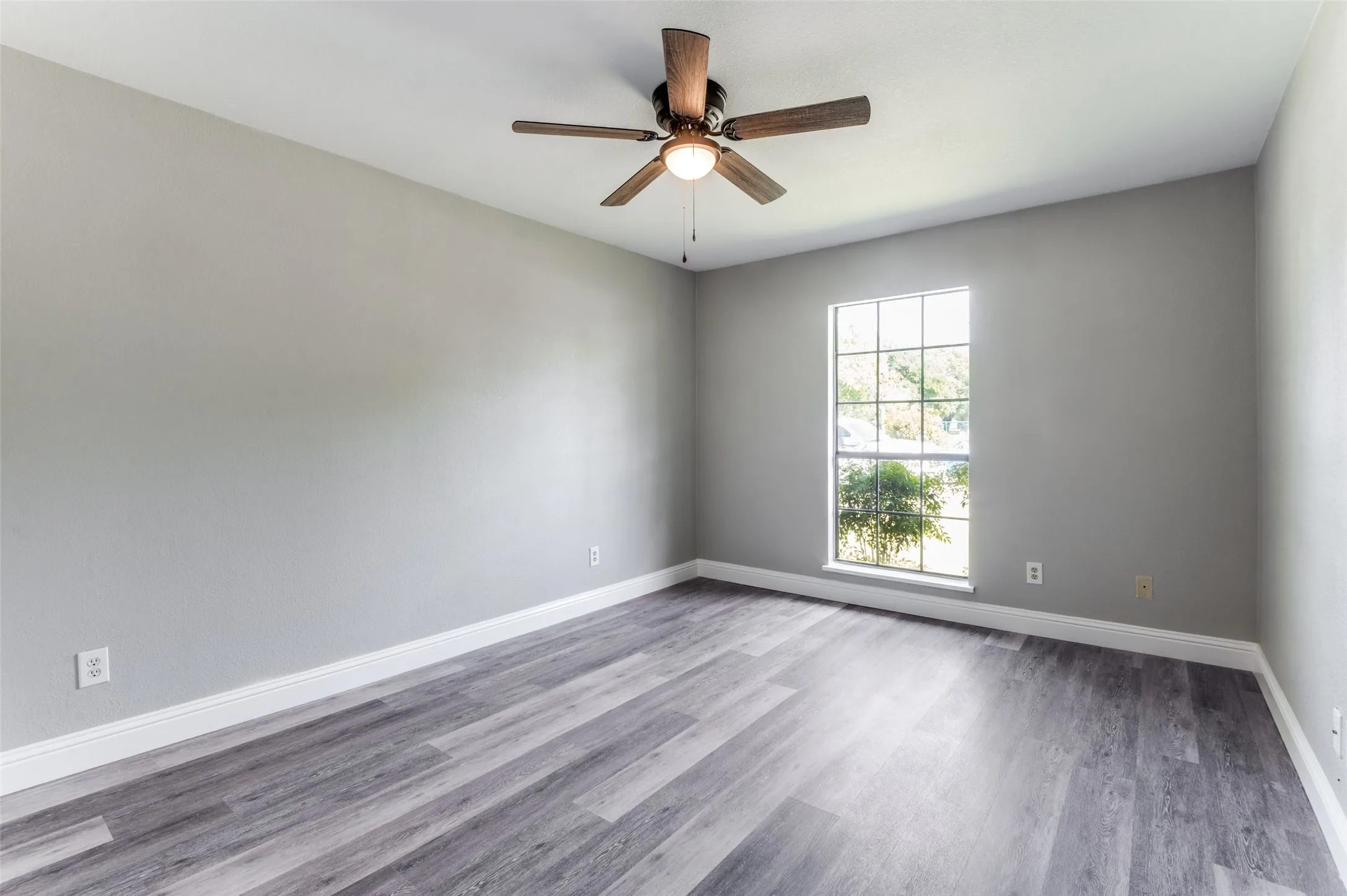 Single Family Residence For Sale in Denton County , 1804 Clear Creek Lane, Carrollton, Texas 75007, 3 Bedroom, 2 Bathroom, 2 Garage spaces, 1,886 Sqft, built in 1977, mls#21233820, Real Estate Agent in Carrollton, Homes For Sale in Denton county, Homes For Sale in Carrollton, Realtor in Carrollton Texas, Real Estate Brokerage Independent Realty Texas, Luminita Cordes Realtor
