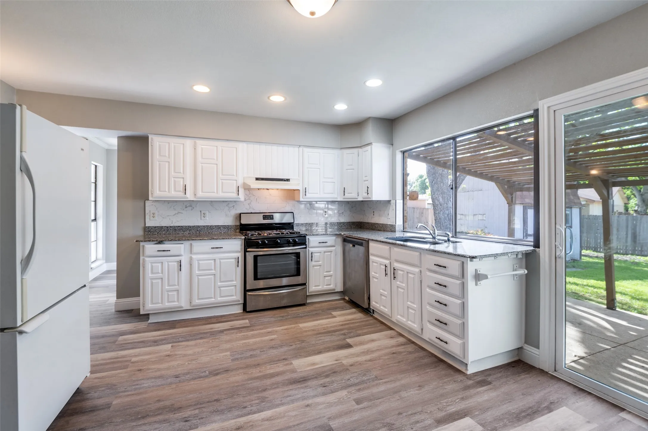 Single Family Residence For Sale in Denton County , 1804 Clear Creek Lane, Carrollton, Texas 75007, 3 Bedroom, 2 Bathroom, 2 Garage spaces, 1,886 Sqft, built in 1977, mls#21233820, Real Estate Agent in Carrollton, Homes For Sale in Denton county, Homes For Sale in Carrollton, Realtor in Carrollton Texas, Real Estate Brokerage Independent Realty Texas, Luminita Cordes Realtor