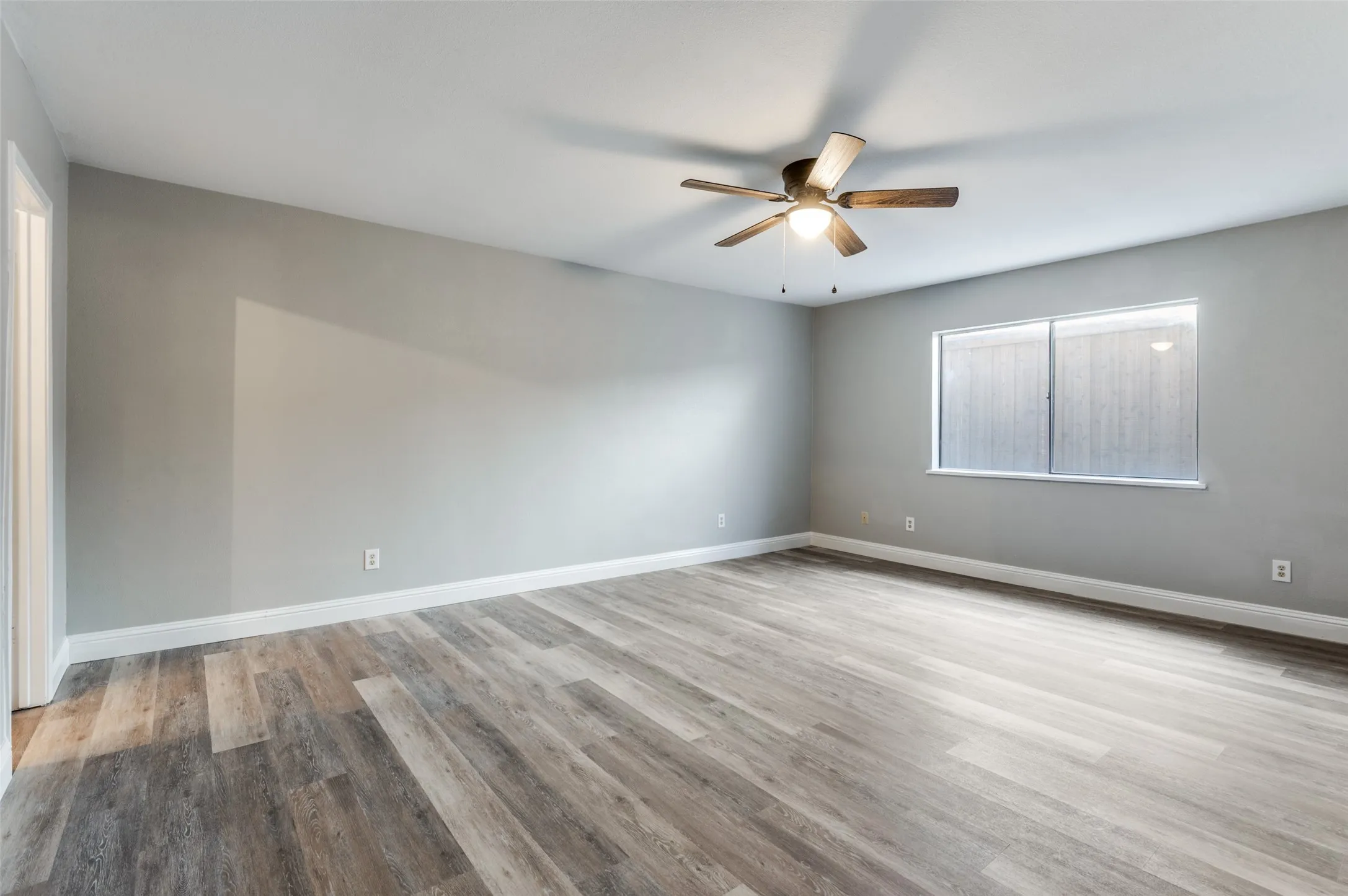 Single Family Residence For Sale in Denton County , 1804 Clear Creek Lane, Carrollton, Texas 75007, 3 Bedroom, 2 Bathroom, 2 Garage spaces, 1,886 Sqft, built in 1977, mls#21233820, Real Estate Agent in Carrollton, Homes For Sale in Denton county, Homes For Sale in Carrollton, Realtor in Carrollton Texas, Real Estate Brokerage Independent Realty Texas, Luminita Cordes Realtor