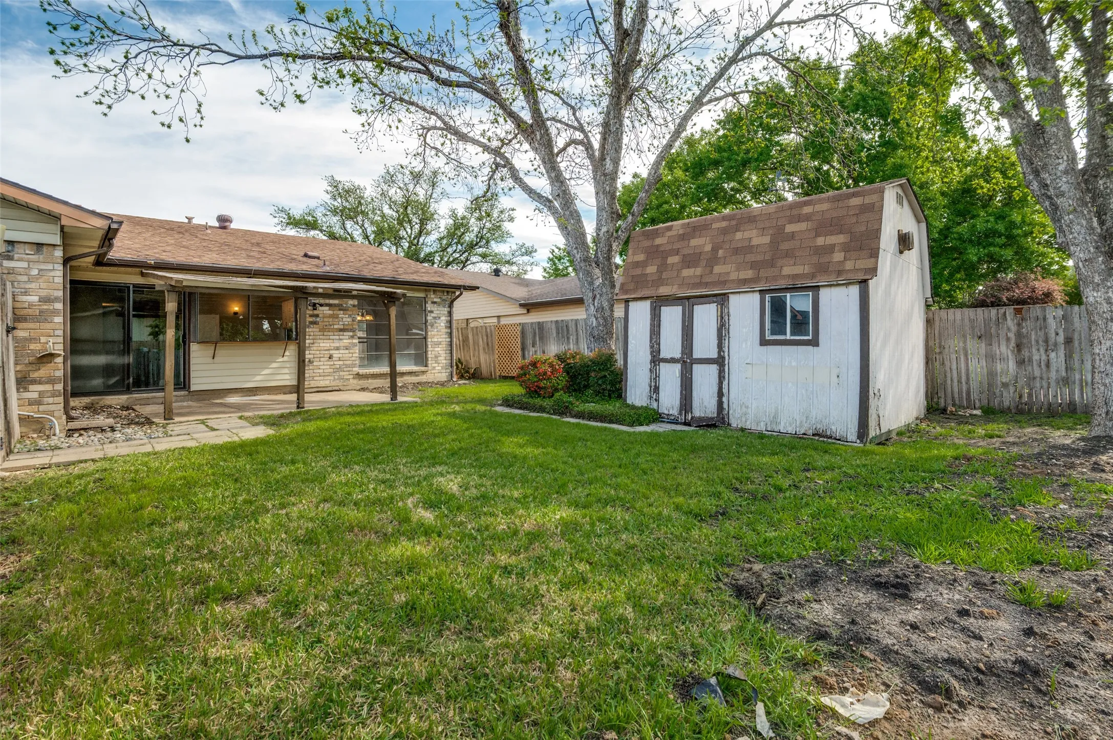 Single Family Residence For Sale in Denton County , 1804 Clear Creek Lane, Carrollton, Texas 75007, 3 Bedroom, 2 Bathroom, 2 Garage spaces, 1,886 Sqft, built in 1977, mls#21233820, Real Estate Agent in Carrollton, Homes For Sale in Denton county, Homes For Sale in Carrollton, Realtor in Carrollton Texas, Real Estate Brokerage Independent Realty Texas, Luminita Cordes Realtor