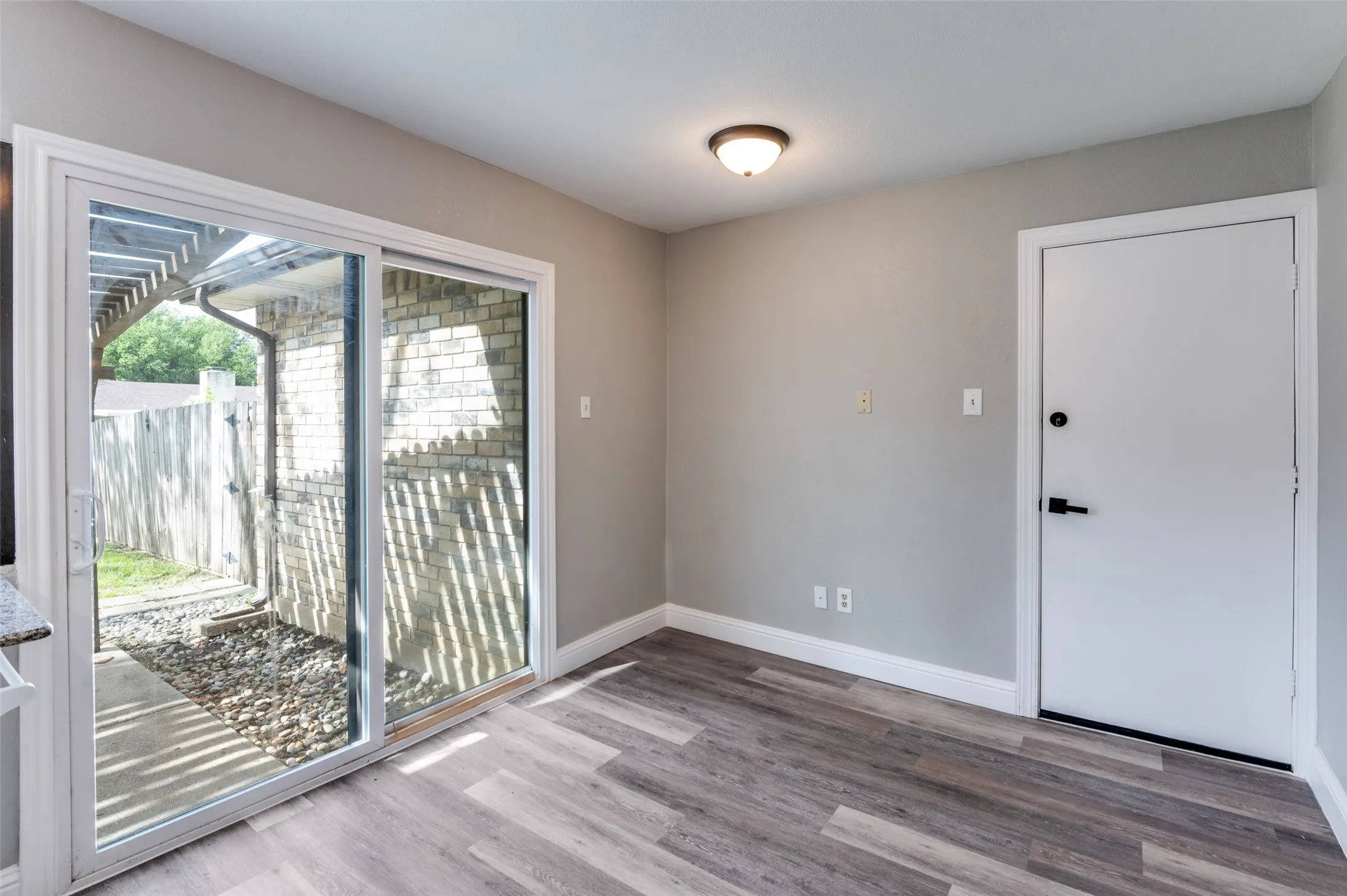 Single Family Residence For Sale in Denton County , 1804 Clear Creek Lane, Carrollton, Texas 75007, 3 Bedroom, 2 Bathroom, 2 Garage spaces, 1,886 Sqft, built in 1977, mls#21233820, Real Estate Agent in Carrollton, Homes For Sale in Denton county, Homes For Sale in Carrollton, Realtor in Carrollton Texas, Real Estate Brokerage Independent Realty Texas, Luminita Cordes Realtor