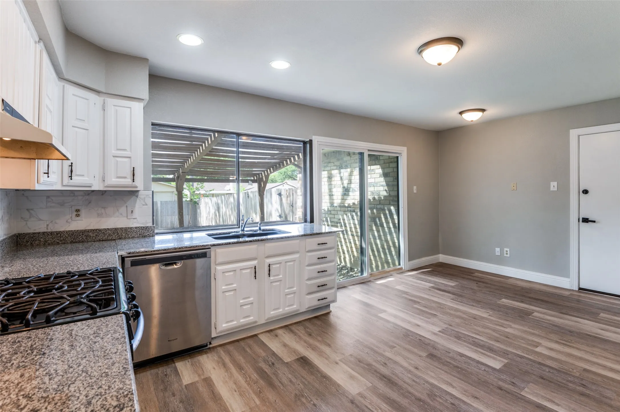 Single Family Residence For Sale in Denton County , 1804 Clear Creek Lane, Carrollton, Texas 75007, 3 Bedroom, 2 Bathroom, 2 Garage spaces, 1,886 Sqft, built in 1977, mls#21233820, Real Estate Agent in Carrollton, Homes For Sale in Denton county, Homes For Sale in Carrollton, Realtor in Carrollton Texas, Real Estate Brokerage Independent Realty Texas, Luminita Cordes Realtor