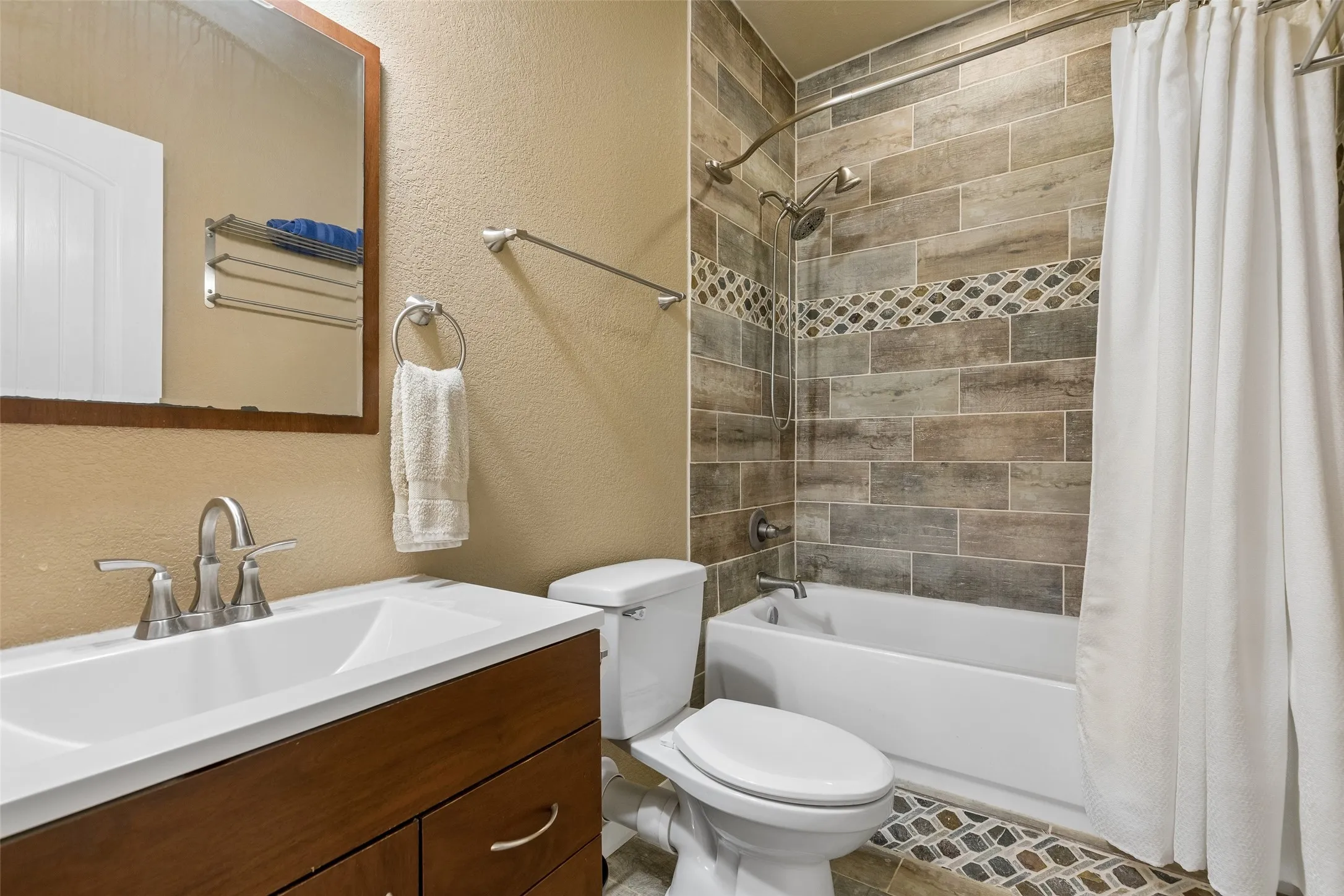 Single Family Residence For Sale in Denton County , 1402 Lakeview Boulevard, Denton, Texas 76208, 4 Bedroom, 4 Bathroom, 3 Garage spaces, 4,589 Sqft, built in 2013, Preowned, mls#21230960, Real Estate Agent in Denton, Homes For Sale in Denton county, Homes For Sale in Denton, Realtor in Denton Texas, Real Estate Brokerage Independent Realty Texas, Luminita Cordes Realtor