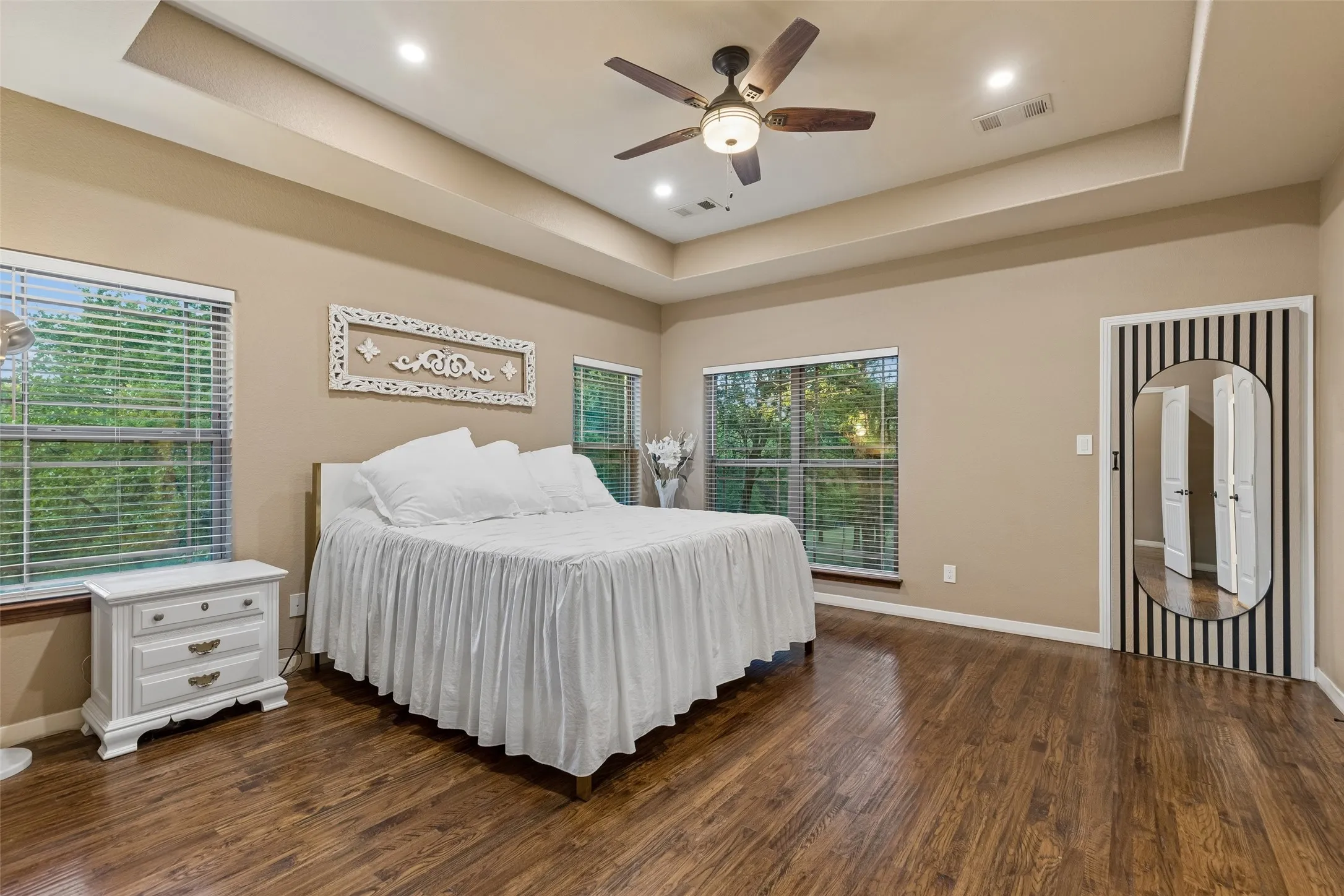 Single Family Residence For Sale in Denton County , 1402 Lakeview Boulevard, Denton, Texas 76208, 4 Bedroom, 4 Bathroom, 3 Garage spaces, 4,589 Sqft, built in 2013, Preowned, mls#21230960, Real Estate Agent in Denton, Homes For Sale in Denton county, Homes For Sale in Denton, Realtor in Denton Texas, Real Estate Brokerage Independent Realty Texas, Luminita Cordes Realtor