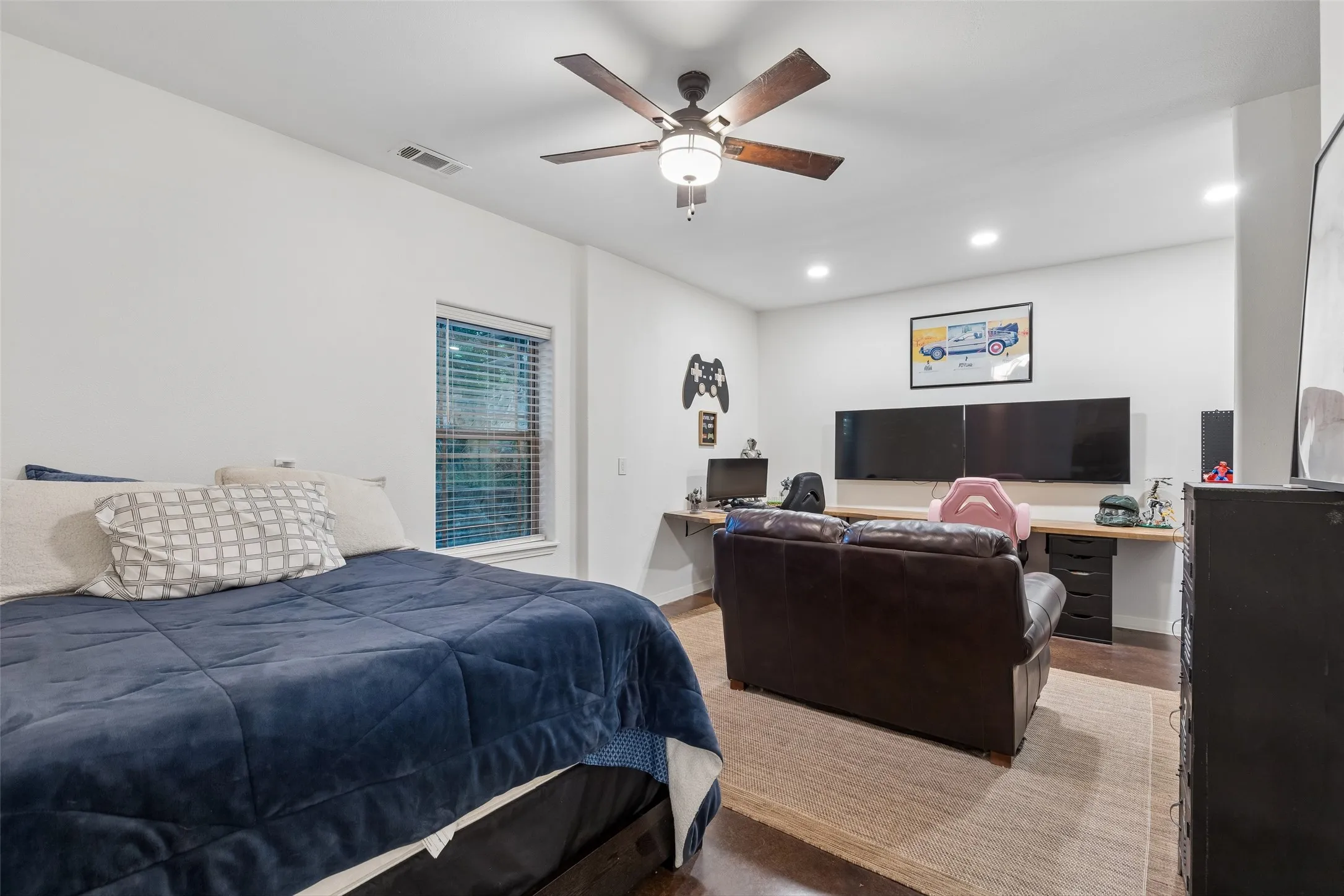Single Family Residence For Sale in Denton County , 1402 Lakeview Boulevard, Denton, Texas 76208, 4 Bedroom, 4 Bathroom, 3 Garage spaces, 4,589 Sqft, built in 2013, Preowned, mls#21230960, Real Estate Agent in Denton, Homes For Sale in Denton county, Homes For Sale in Denton, Realtor in Denton Texas, Real Estate Brokerage Independent Realty Texas, Luminita Cordes Realtor